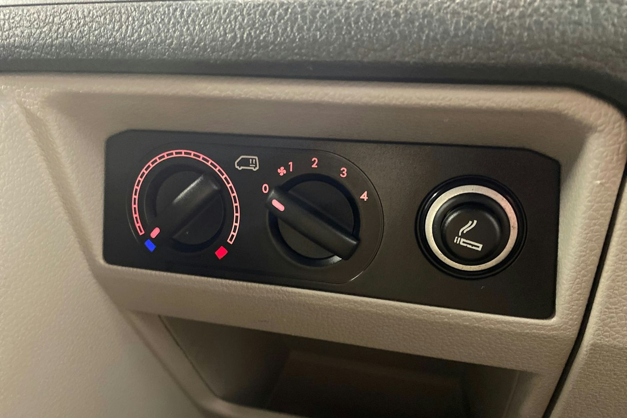 sininen Volkswagen Transporter 2018 kuva 21.
