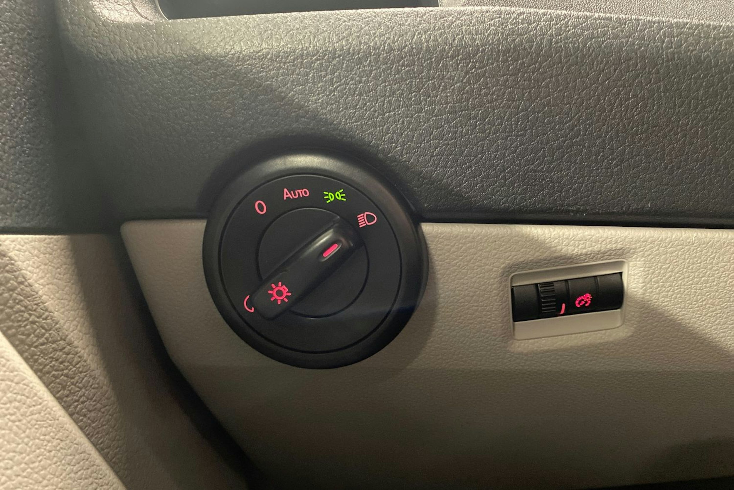 sininen Volkswagen Transporter 2018 kuva 22.