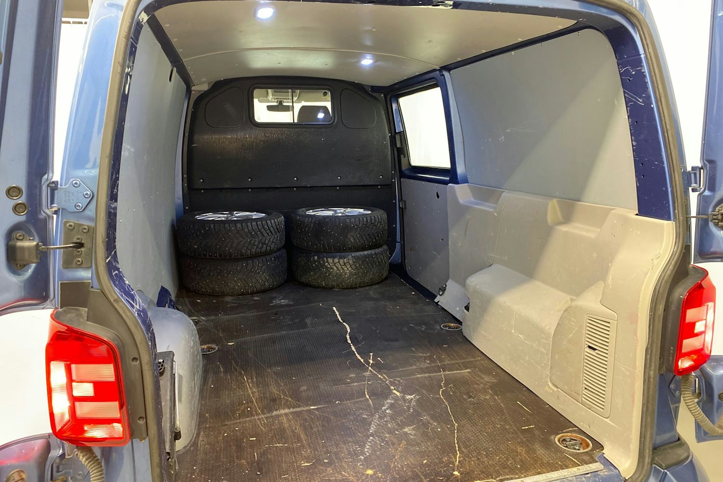 sininen Volkswagen Transporter 2018 kuva 23.