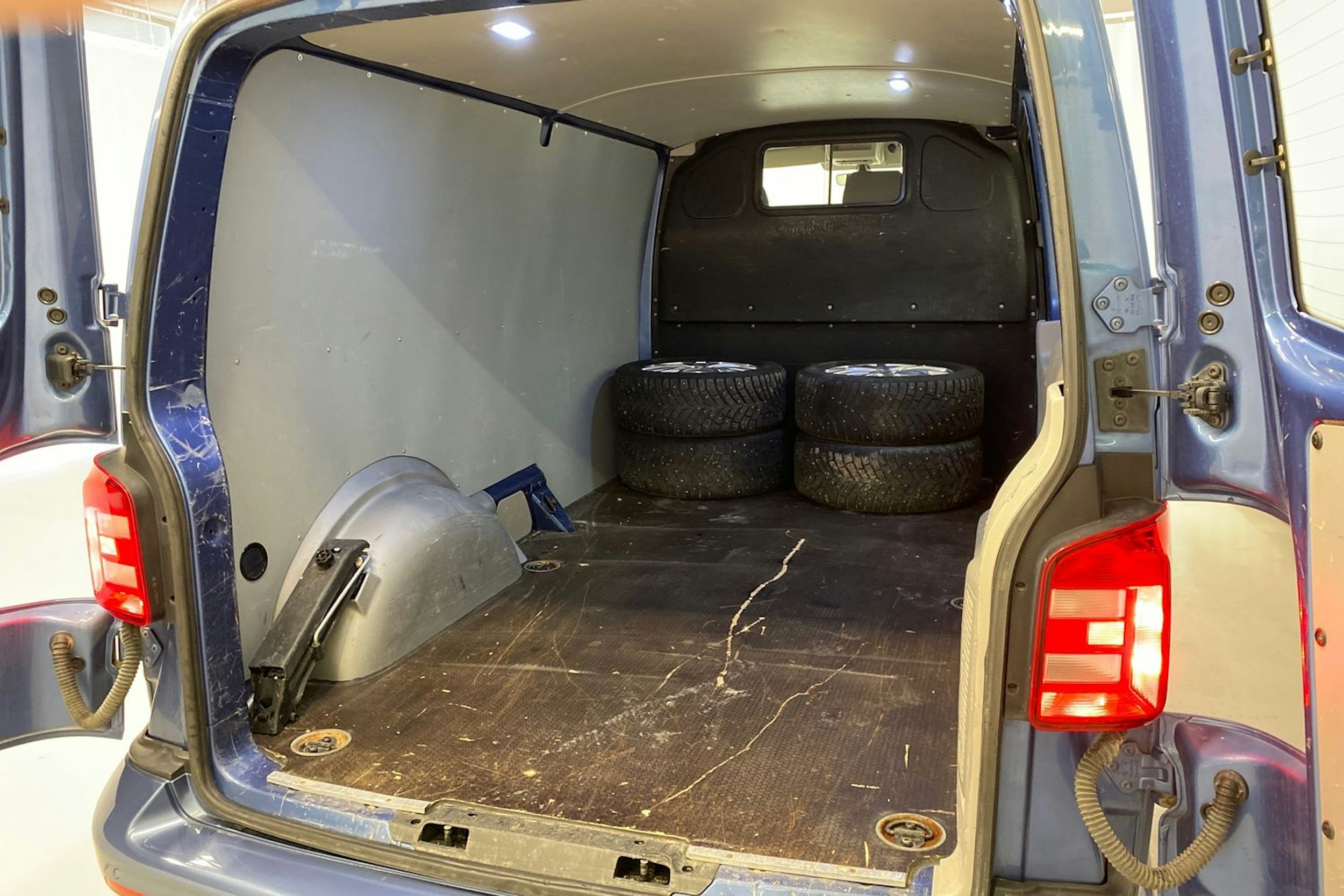sininen Volkswagen Transporter 2018 kuva 24.