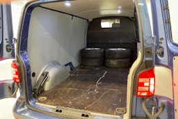 sininen Volkswagen Transporter 2018 kuva 24.