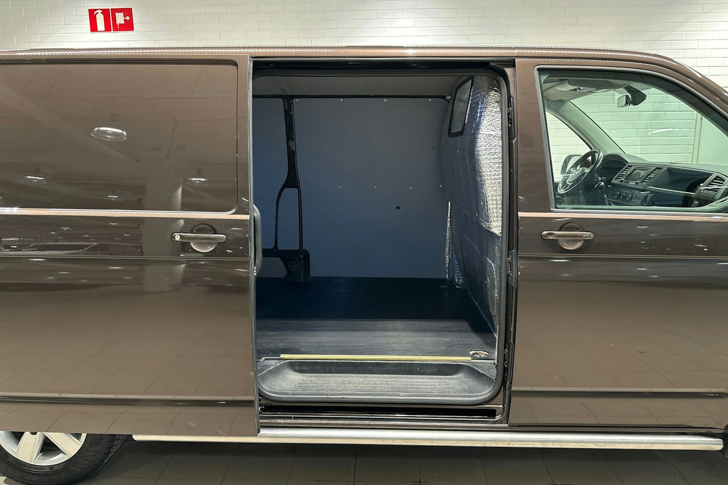 Ruskea (beige) Volkswagen TRANSPORTER 2018 kuva 24.