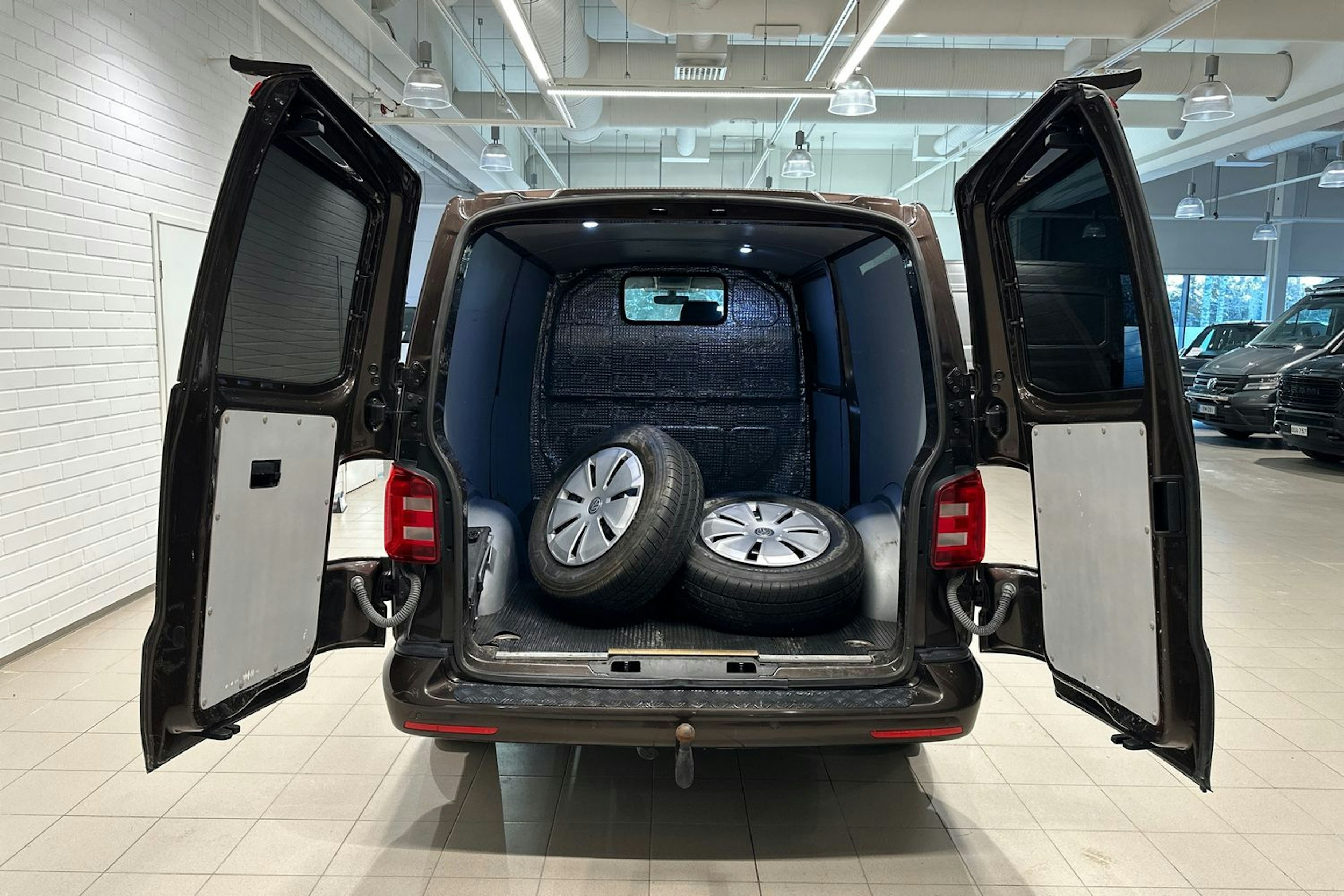 Ruskea (beige) Volkswagen TRANSPORTER 2018 kuva 26.