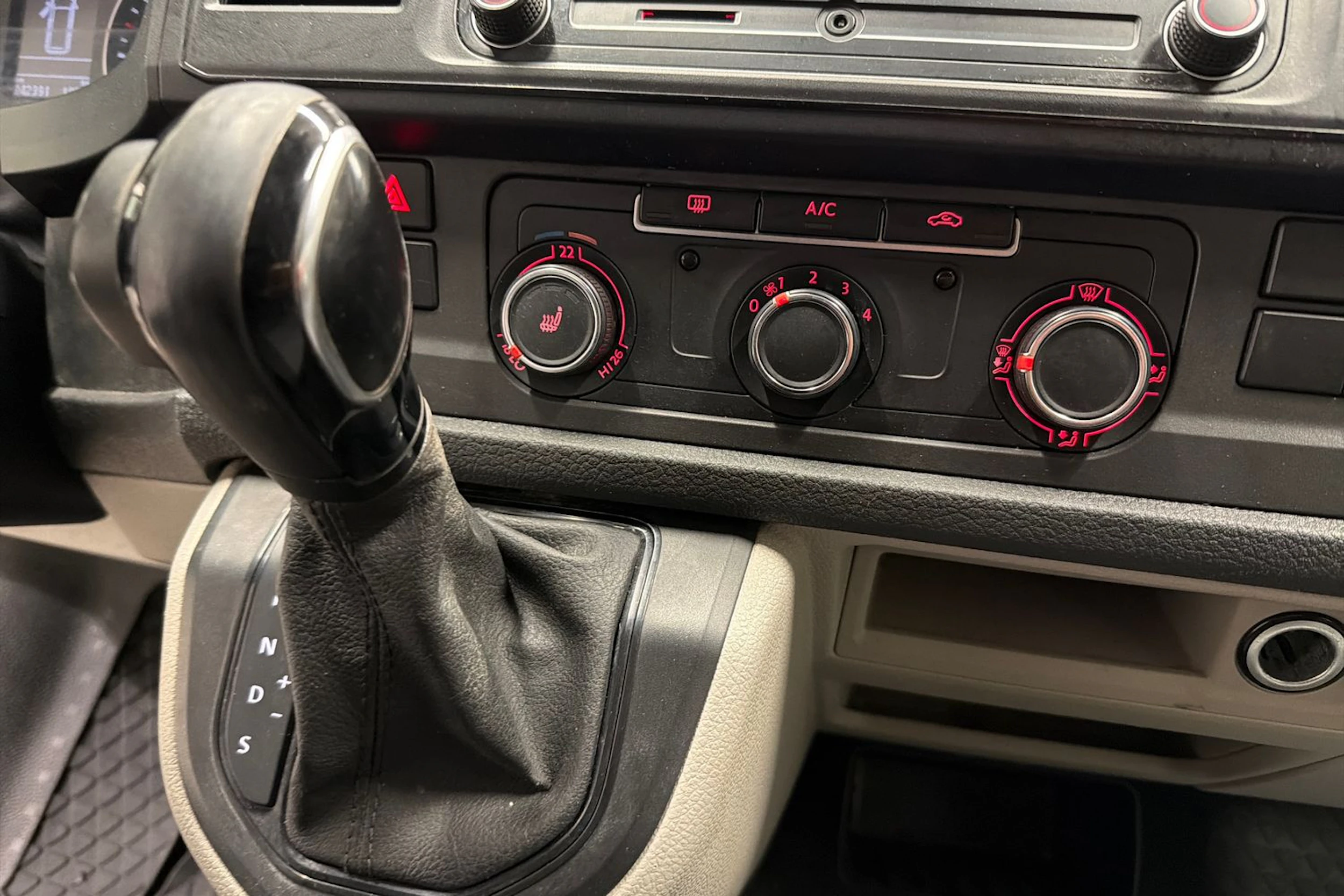 Valkoinen Volkswagen TRANSPORTER 2018 kuva 16.
