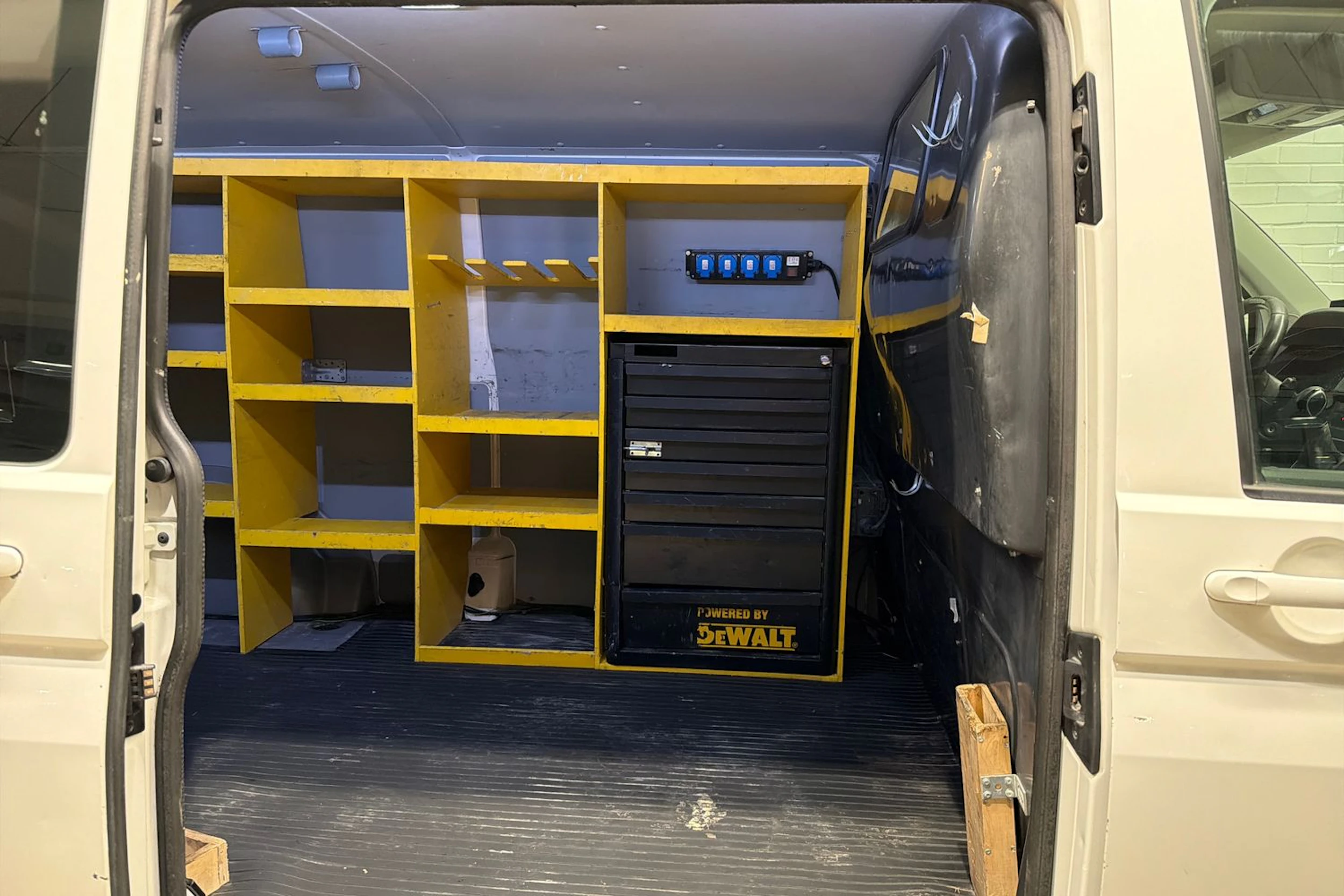 Valkoinen Volkswagen TRANSPORTER 2018 kuva 21.