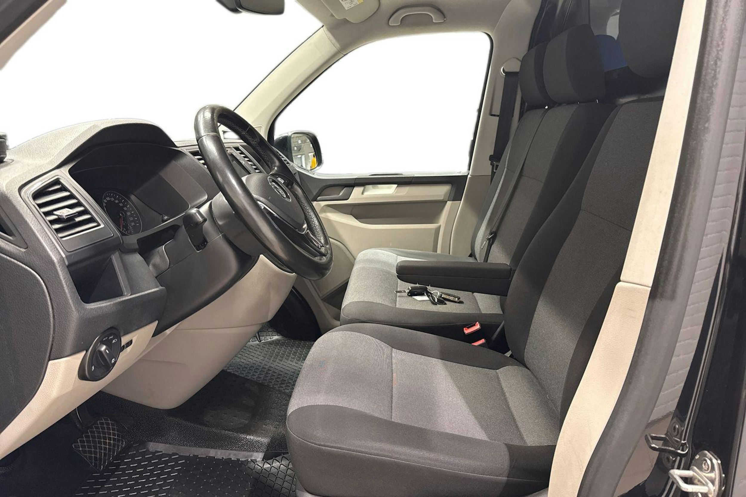 Musta Volkswagen TRANSPORTER 2018 kuva 7.