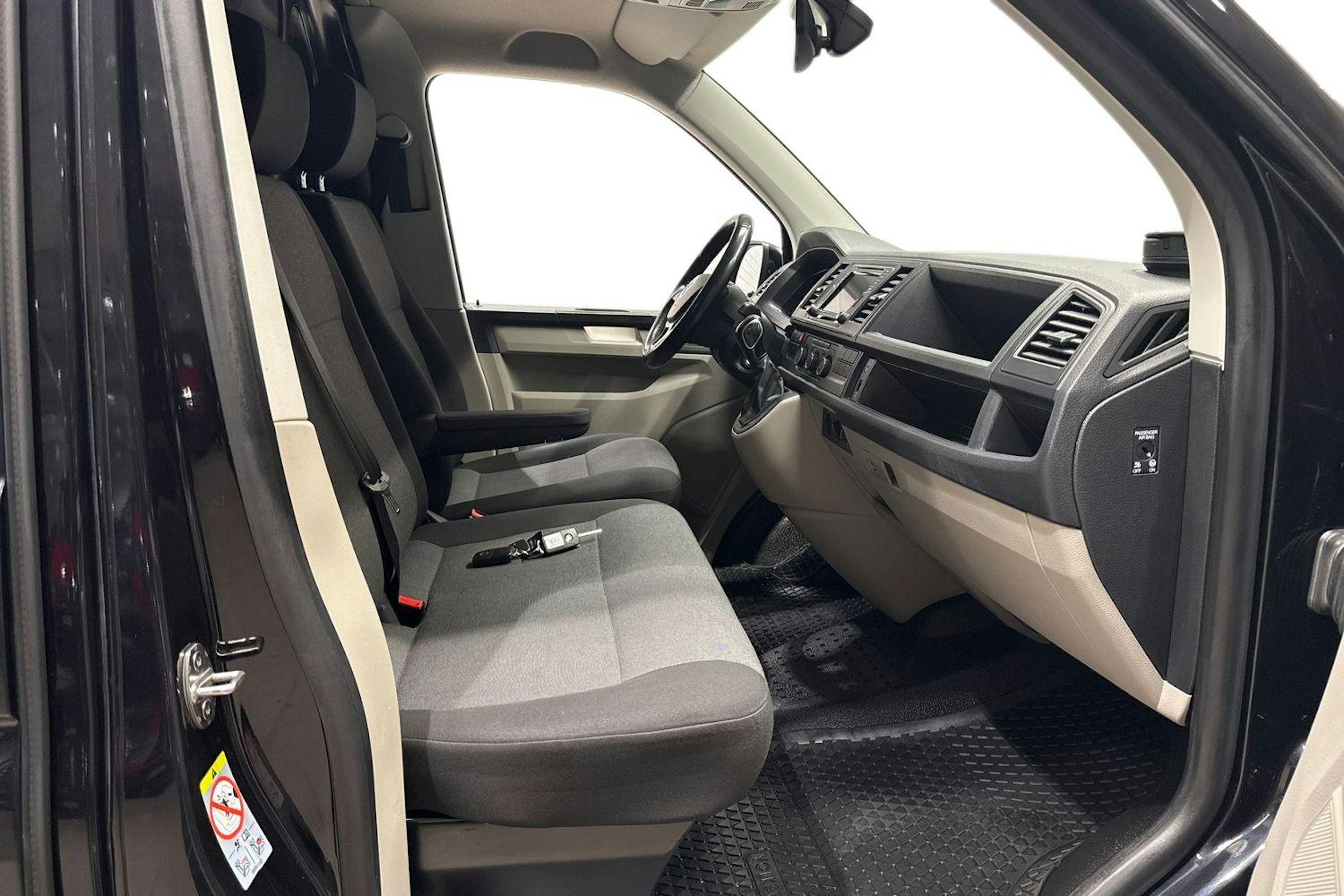 Musta Volkswagen TRANSPORTER 2018 kuva 8.