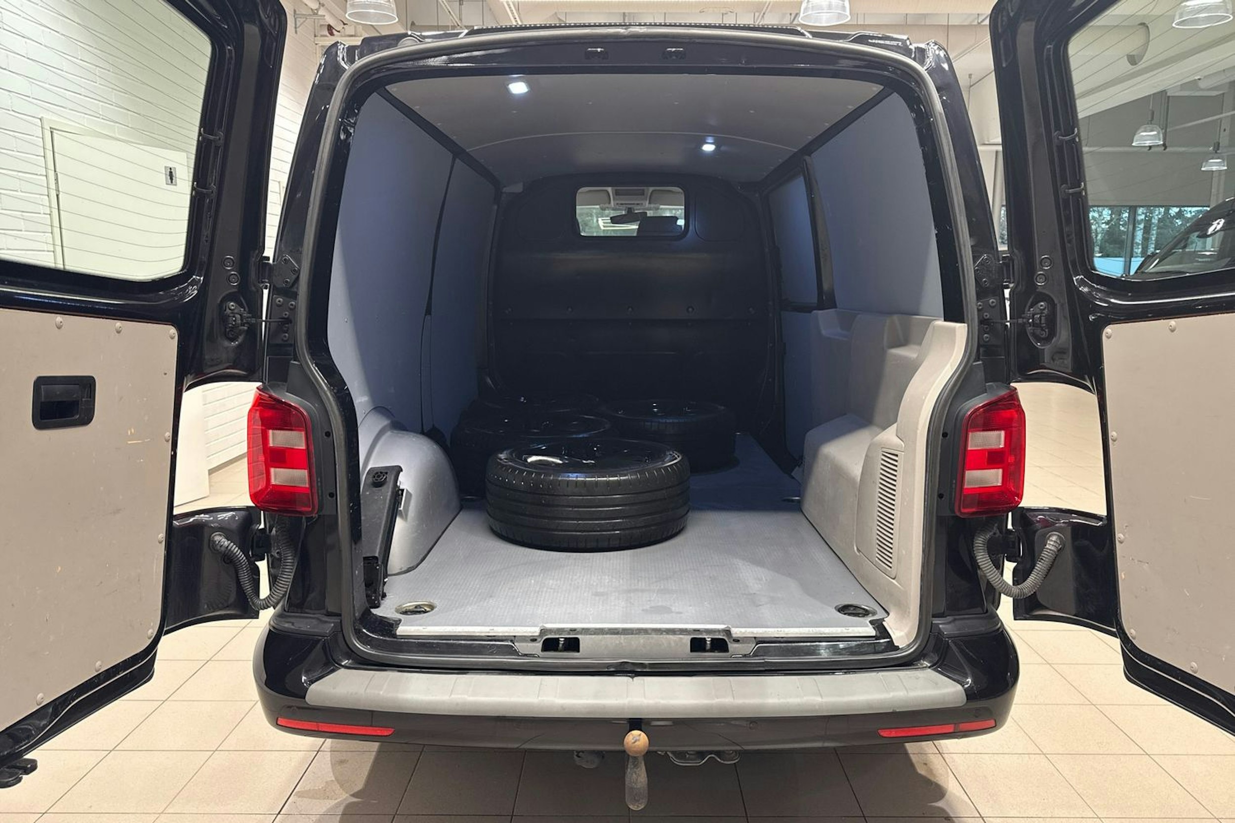 Musta Volkswagen TRANSPORTER 2018 kuva 12.