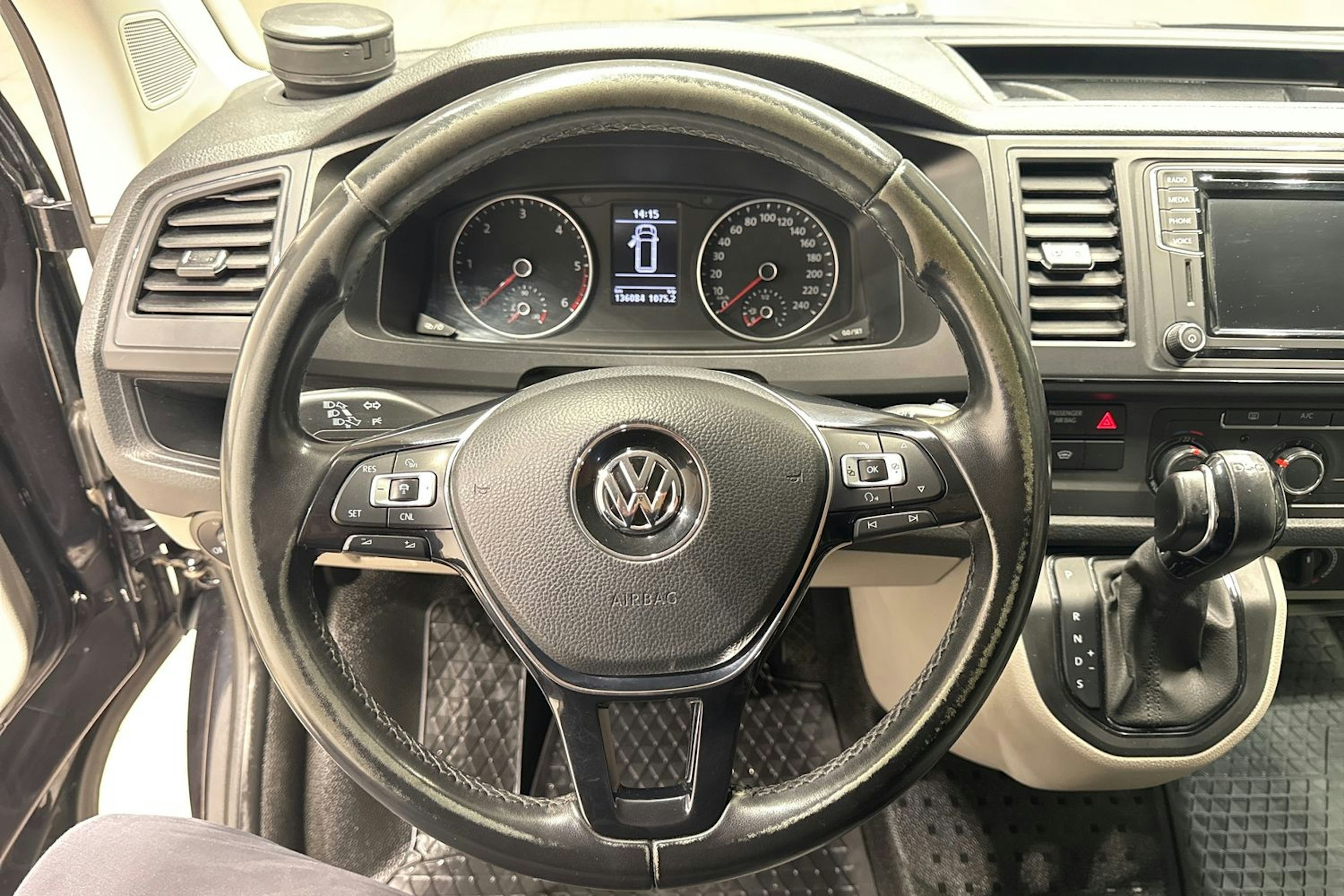 Musta Volkswagen TRANSPORTER 2018 kuva 14.