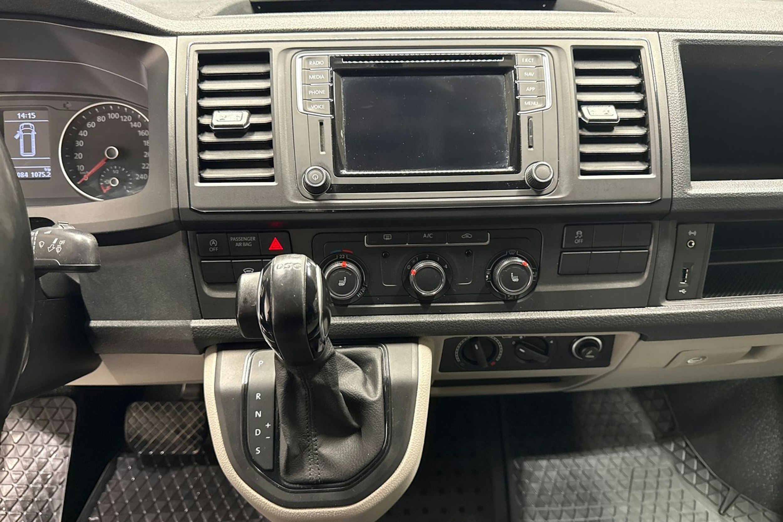 Musta Volkswagen TRANSPORTER 2018 kuva 17.