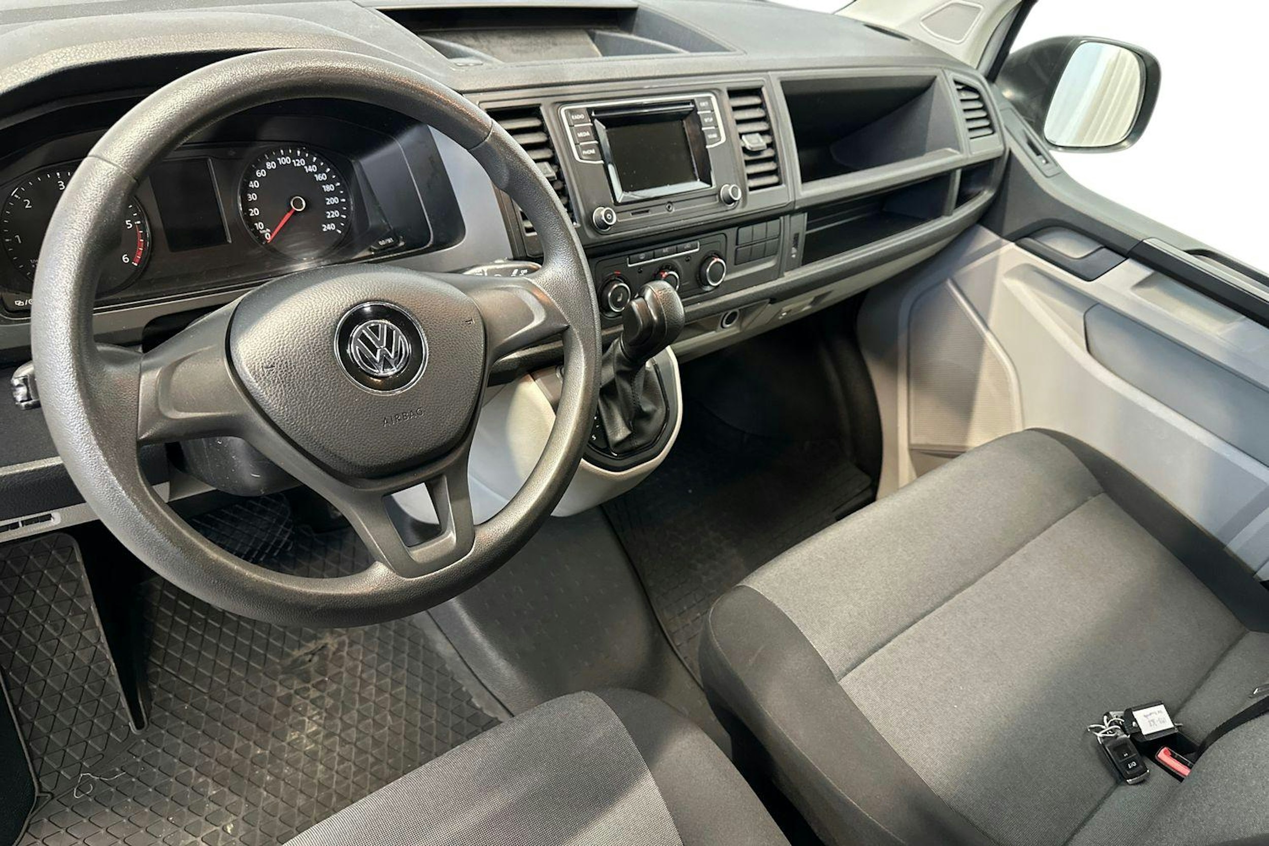 Valkoinen Volkswagen TRANSPORTER 2018 kuva 9.