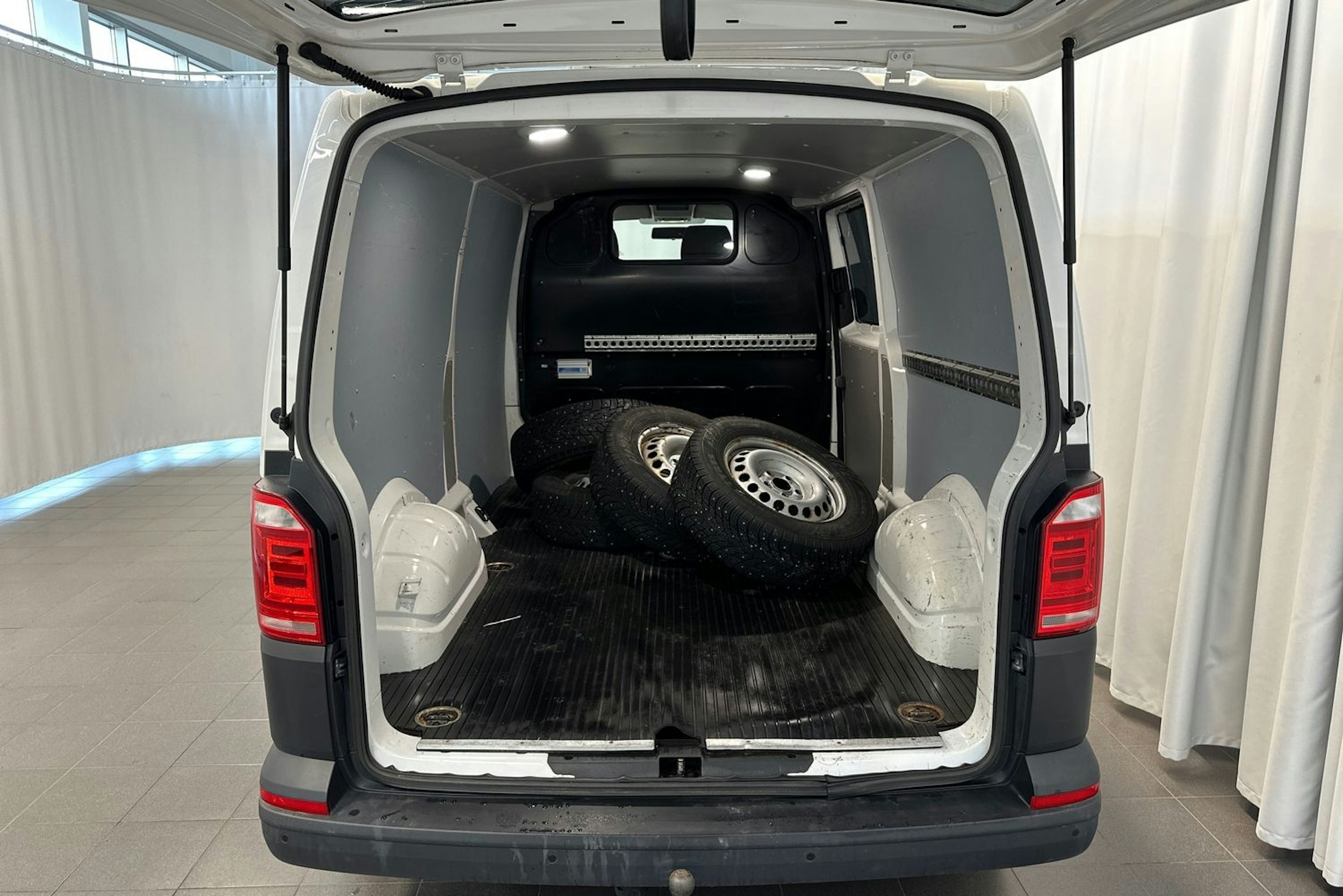 Valkoinen Volkswagen TRANSPORTER 2018 kuva 13.