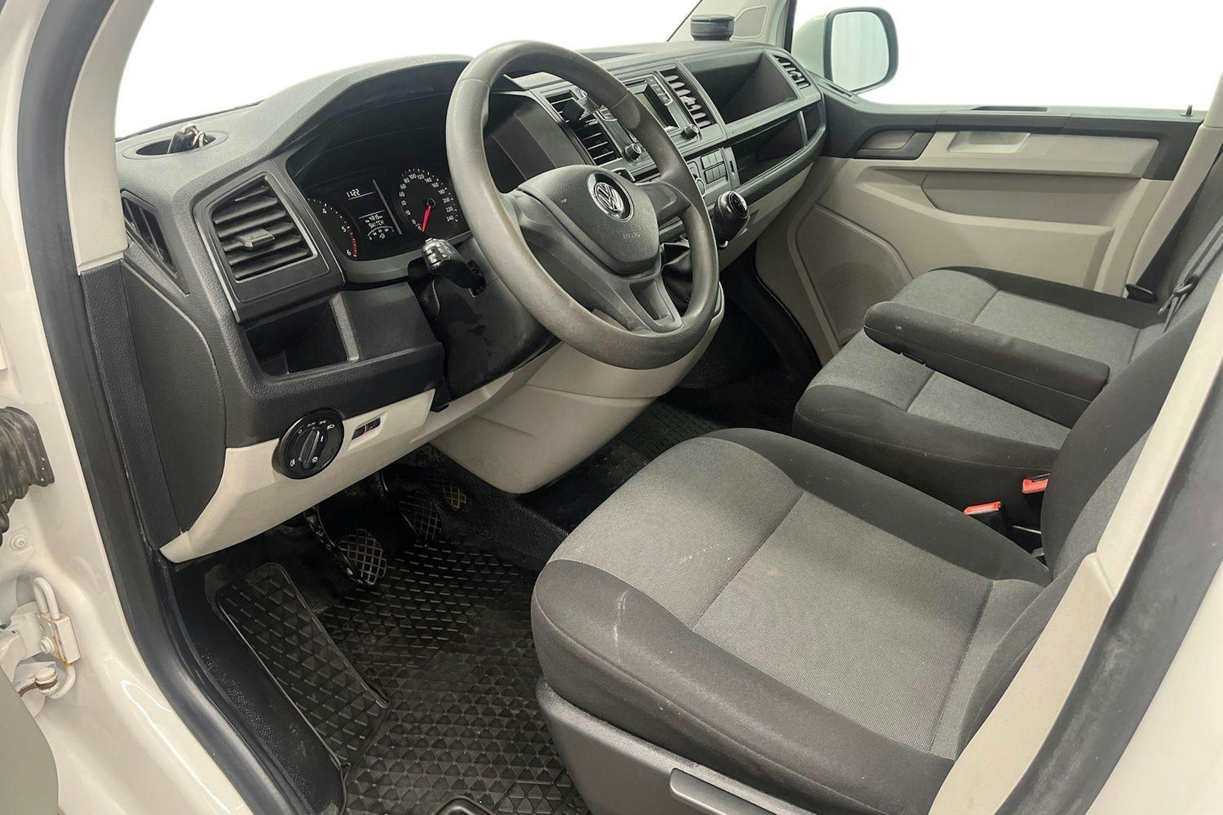 Valkoinen Volkswagen Transporter 2018 kuva 7.