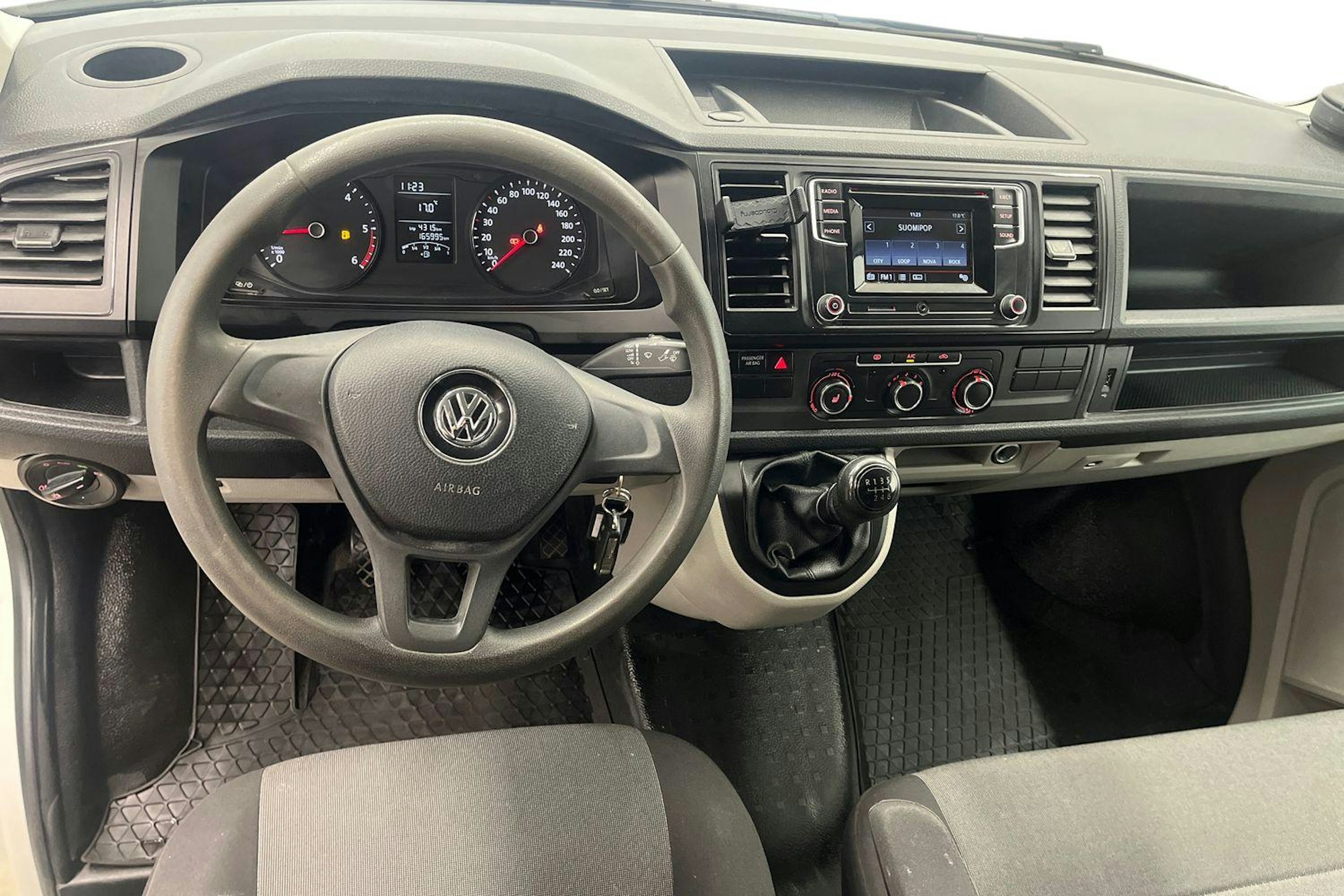 Valkoinen Volkswagen Transporter 2018 kuva 9.