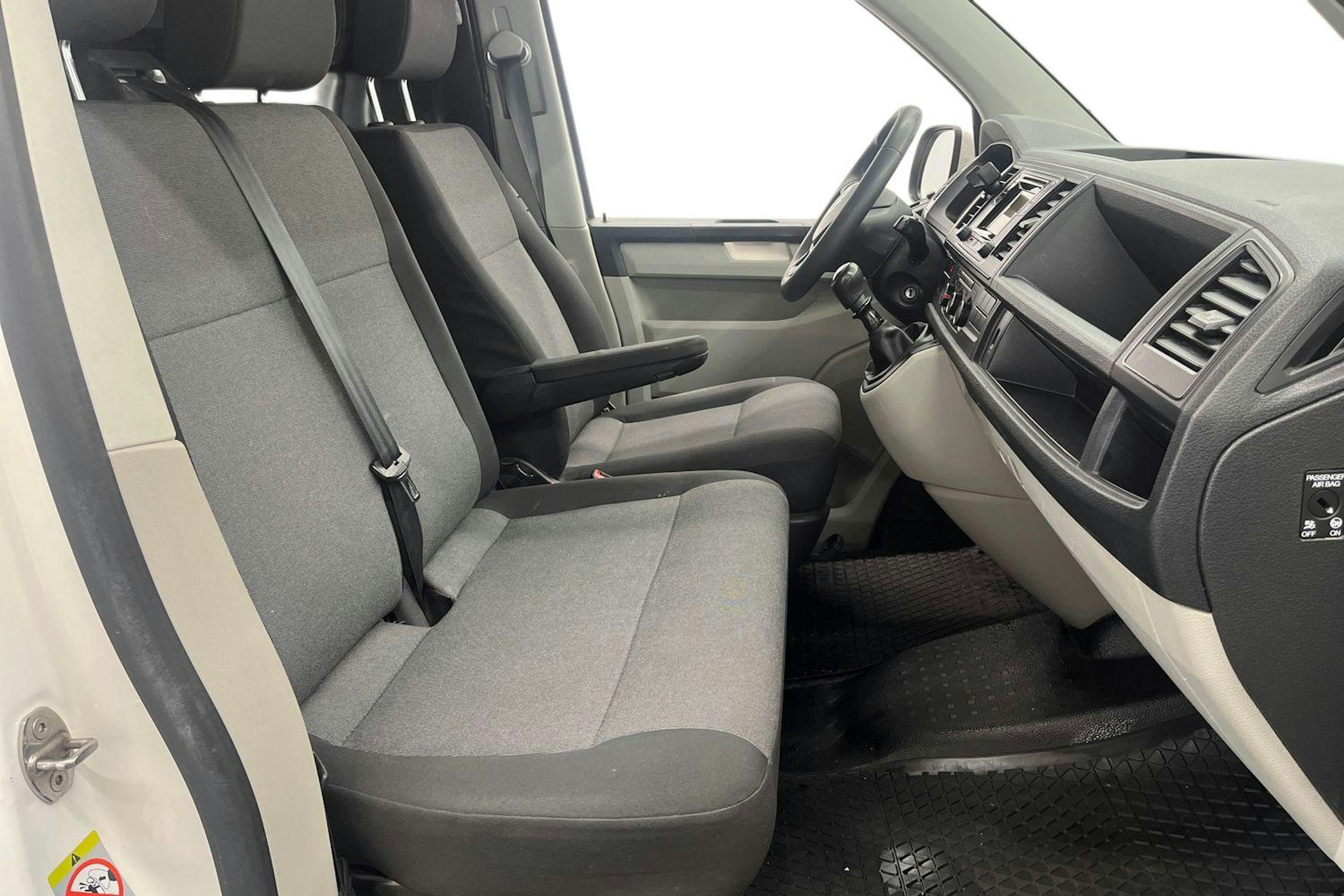 Valkoinen Volkswagen Transporter 2018 kuva 10.