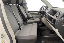 Valkoinen Volkswagen Transporter 2018 kuva 10.
