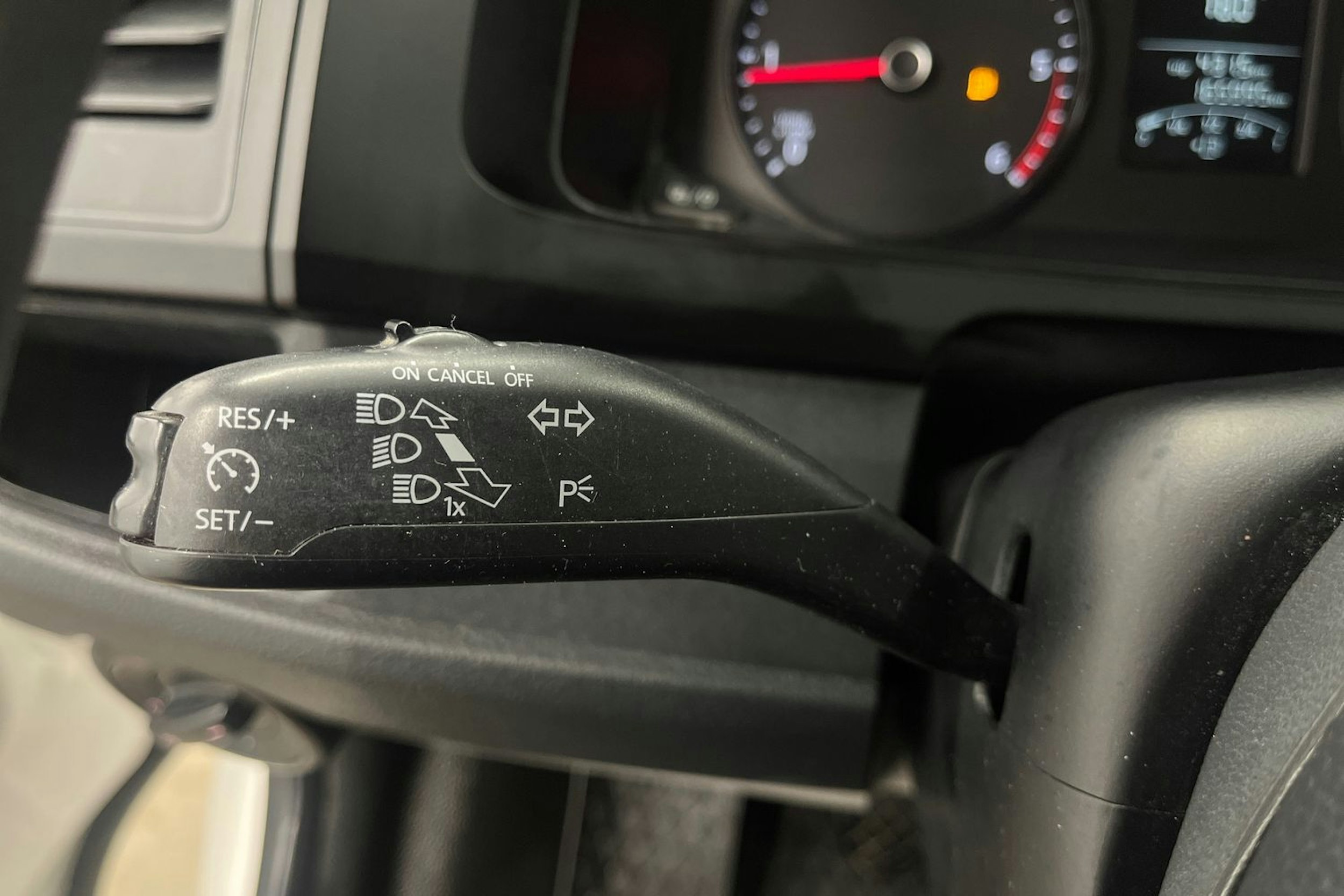 Valkoinen Volkswagen Transporter 2018 kuva 13.