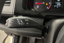 Valkoinen Volkswagen Transporter 2018 kuva 13.