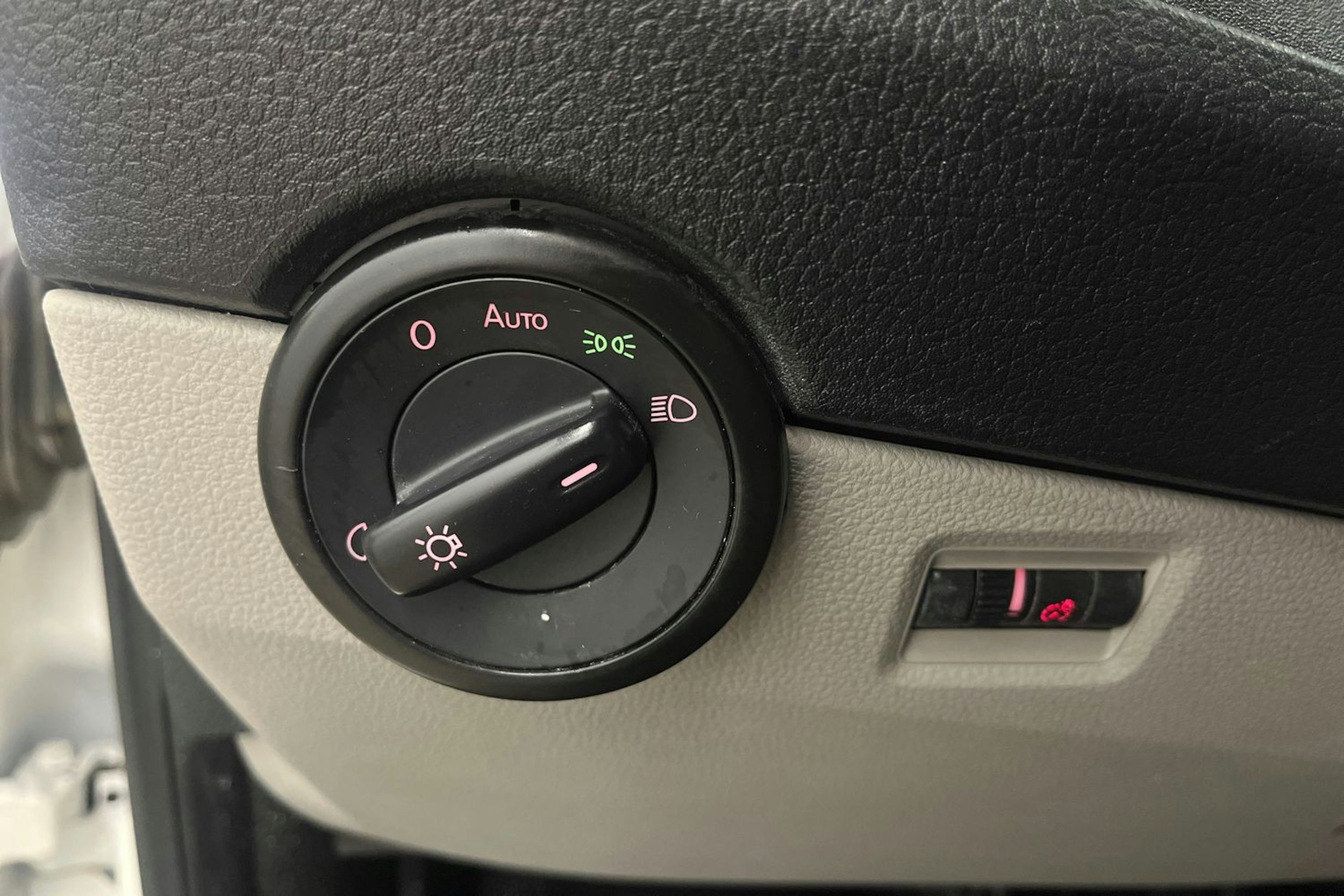 Valkoinen Volkswagen Transporter 2018 kuva 15.