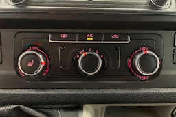 Valkoinen Volkswagen Transporter 2018 kuva 16.