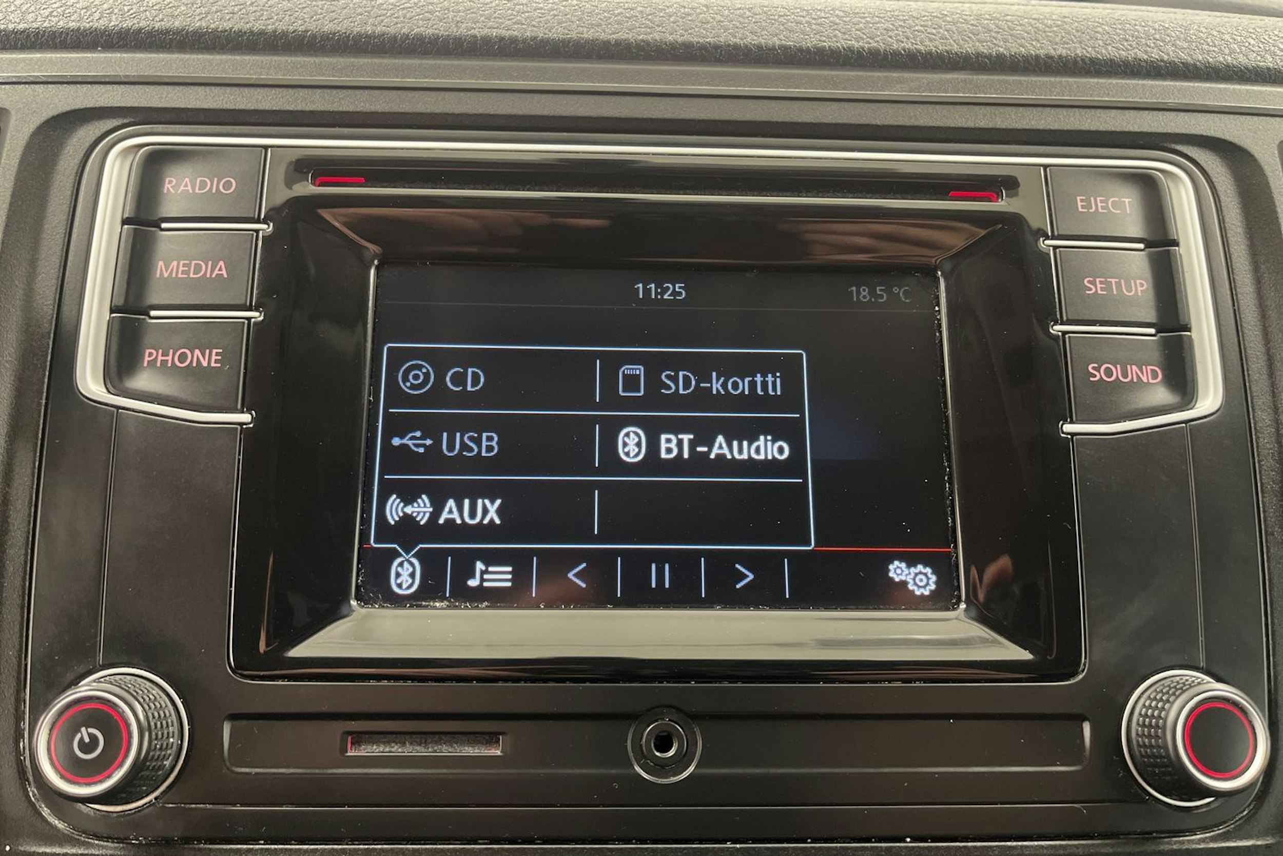 Valkoinen Volkswagen Transporter 2018 kuva 18.