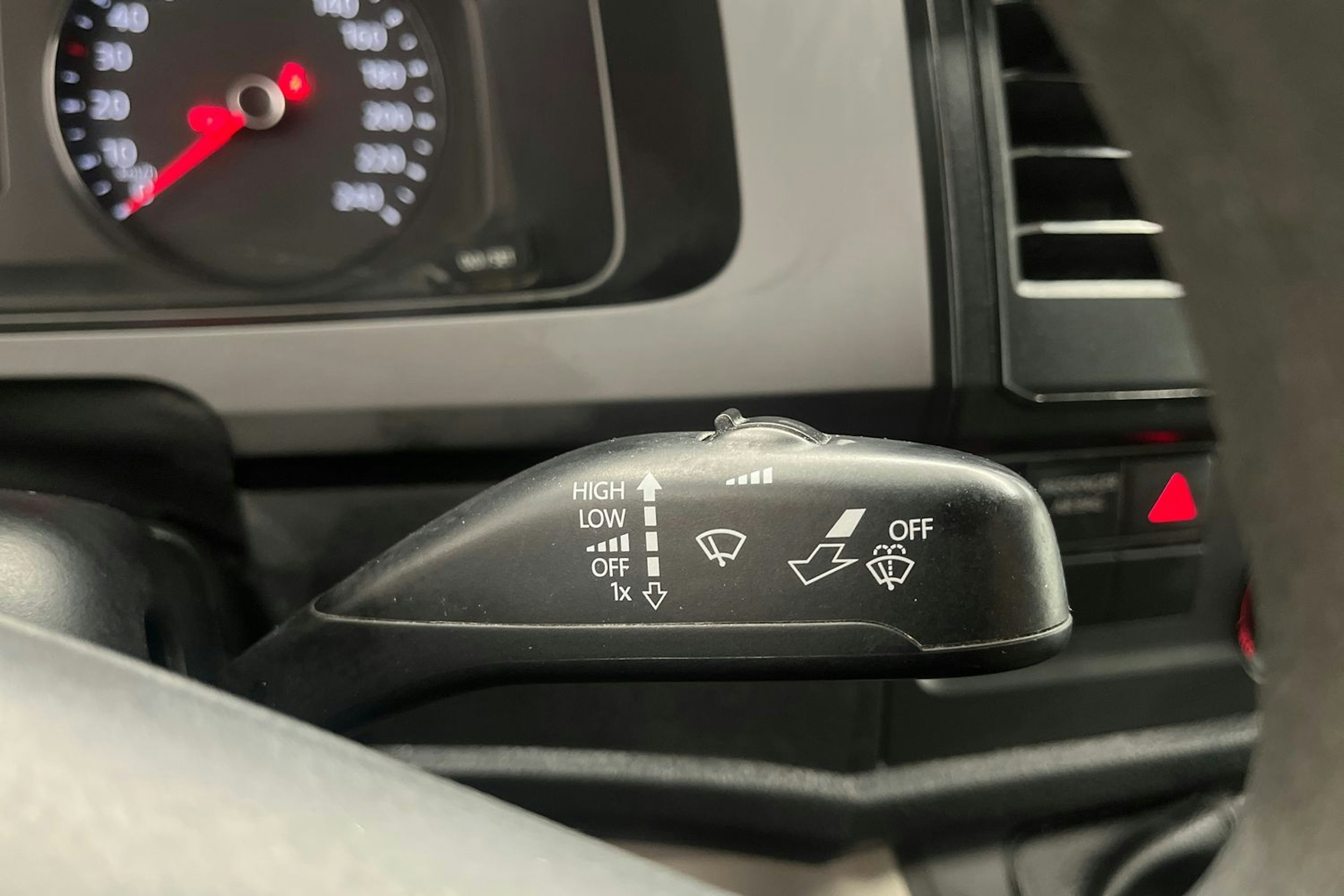 Valkoinen Volkswagen Transporter 2018 kuva 21.