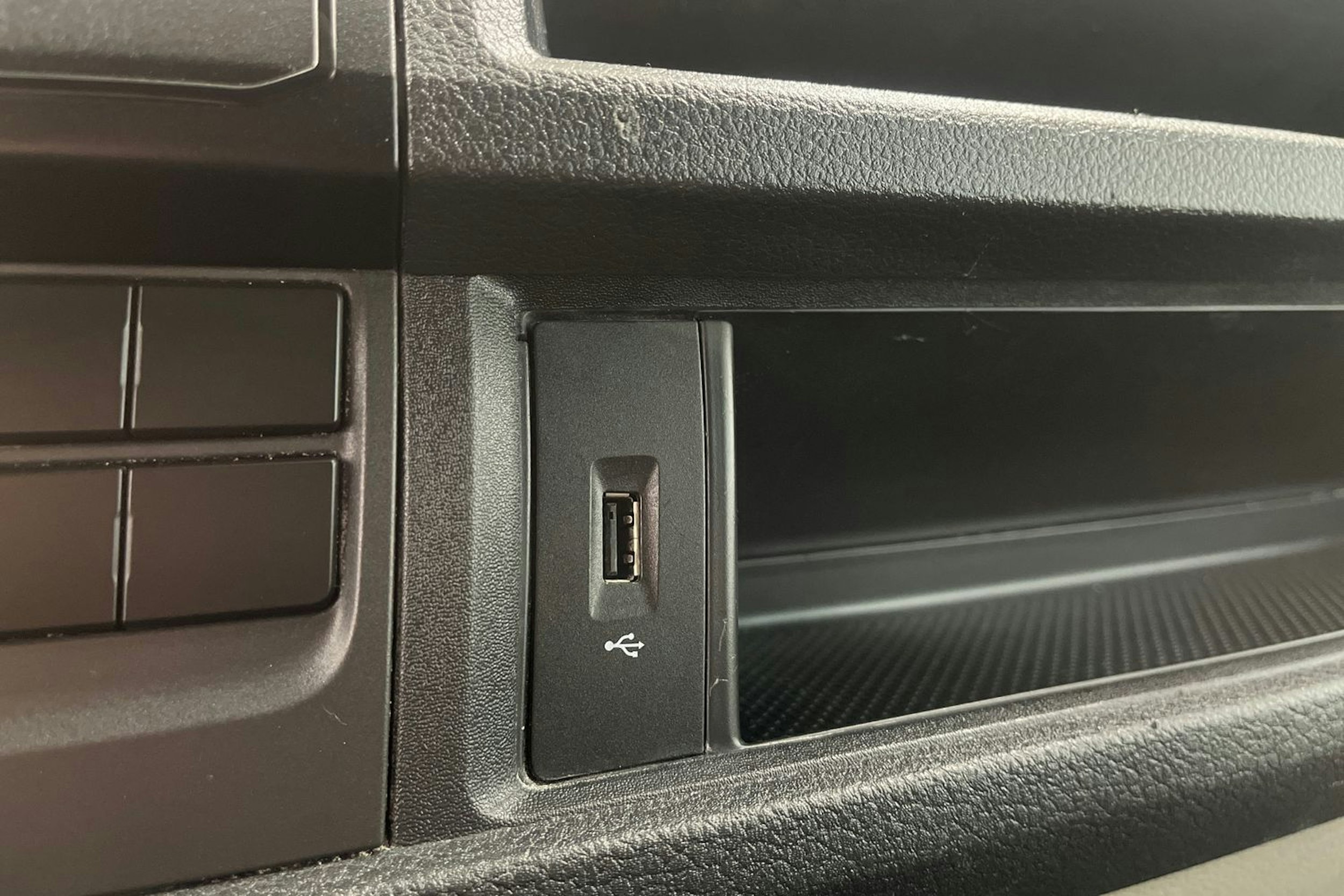 Valkoinen Volkswagen Transporter 2018 kuva 22.