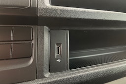 Valkoinen Volkswagen Transporter 2018 kuva 22.