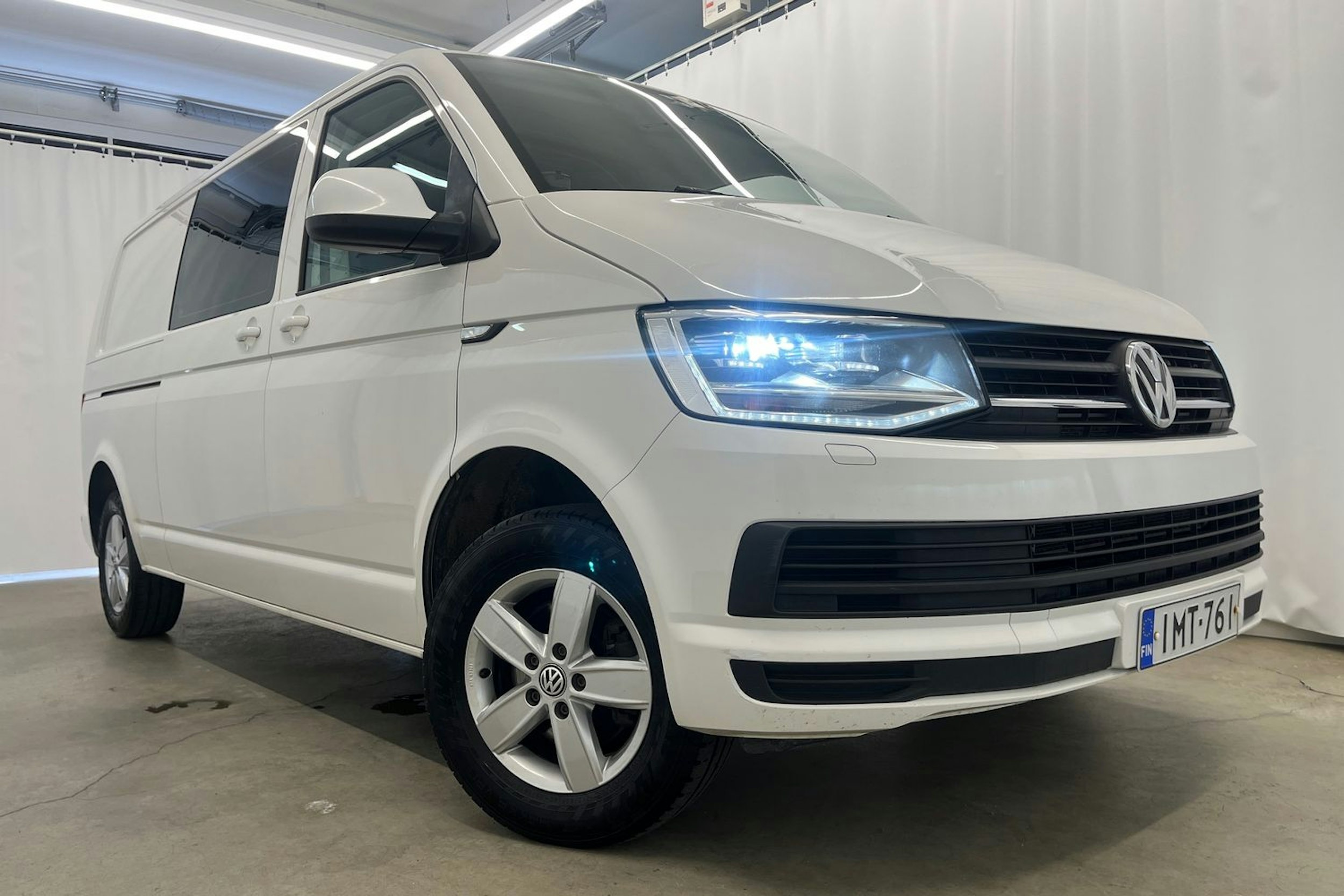 Valkoinen Volkswagen Transporter 2018 kuva 23.