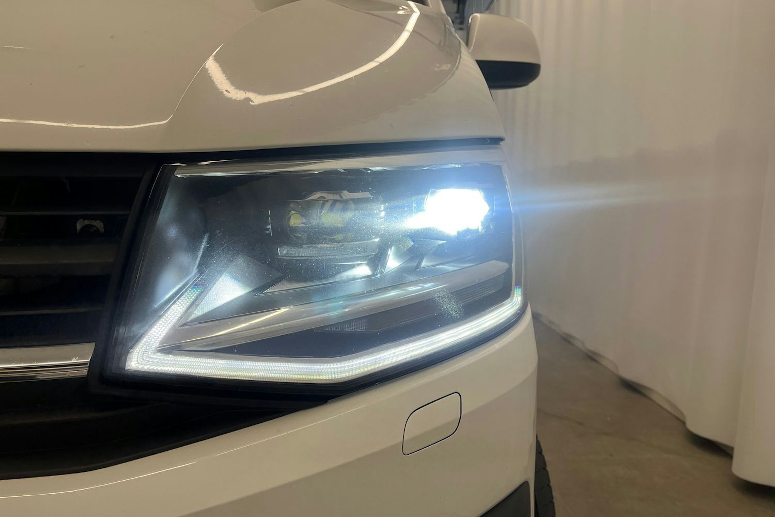 Valkoinen Volkswagen Transporter 2018 kuva 24.