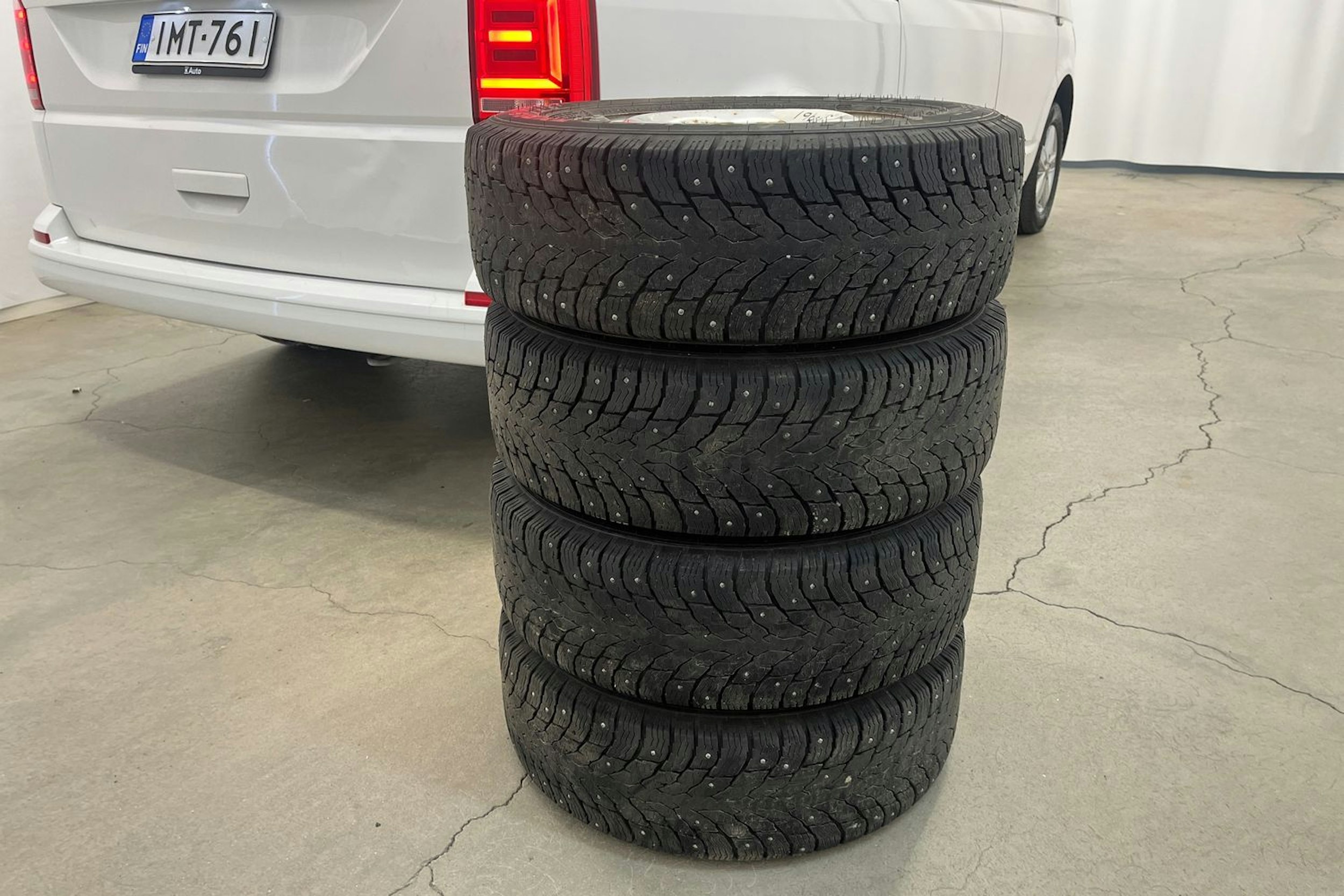 Valkoinen Volkswagen Transporter 2018 kuva 25.