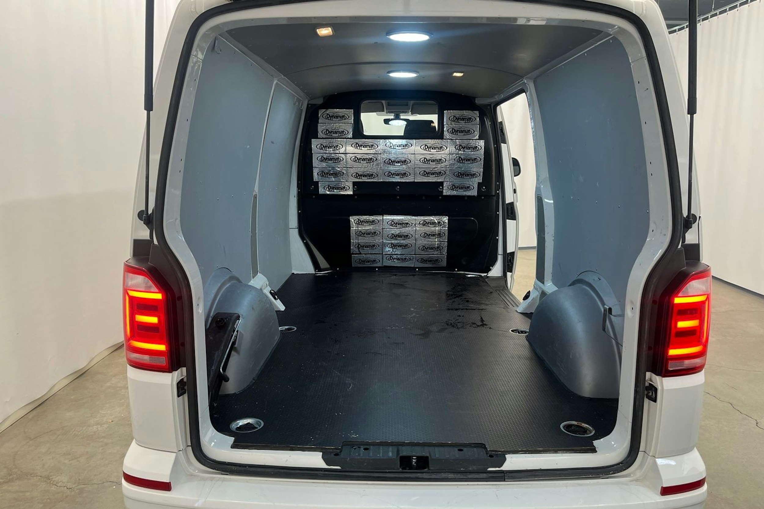 Valkoinen Volkswagen Transporter 2018 kuva 26.