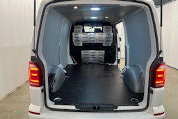 Valkoinen Volkswagen Transporter 2018 kuva 26.