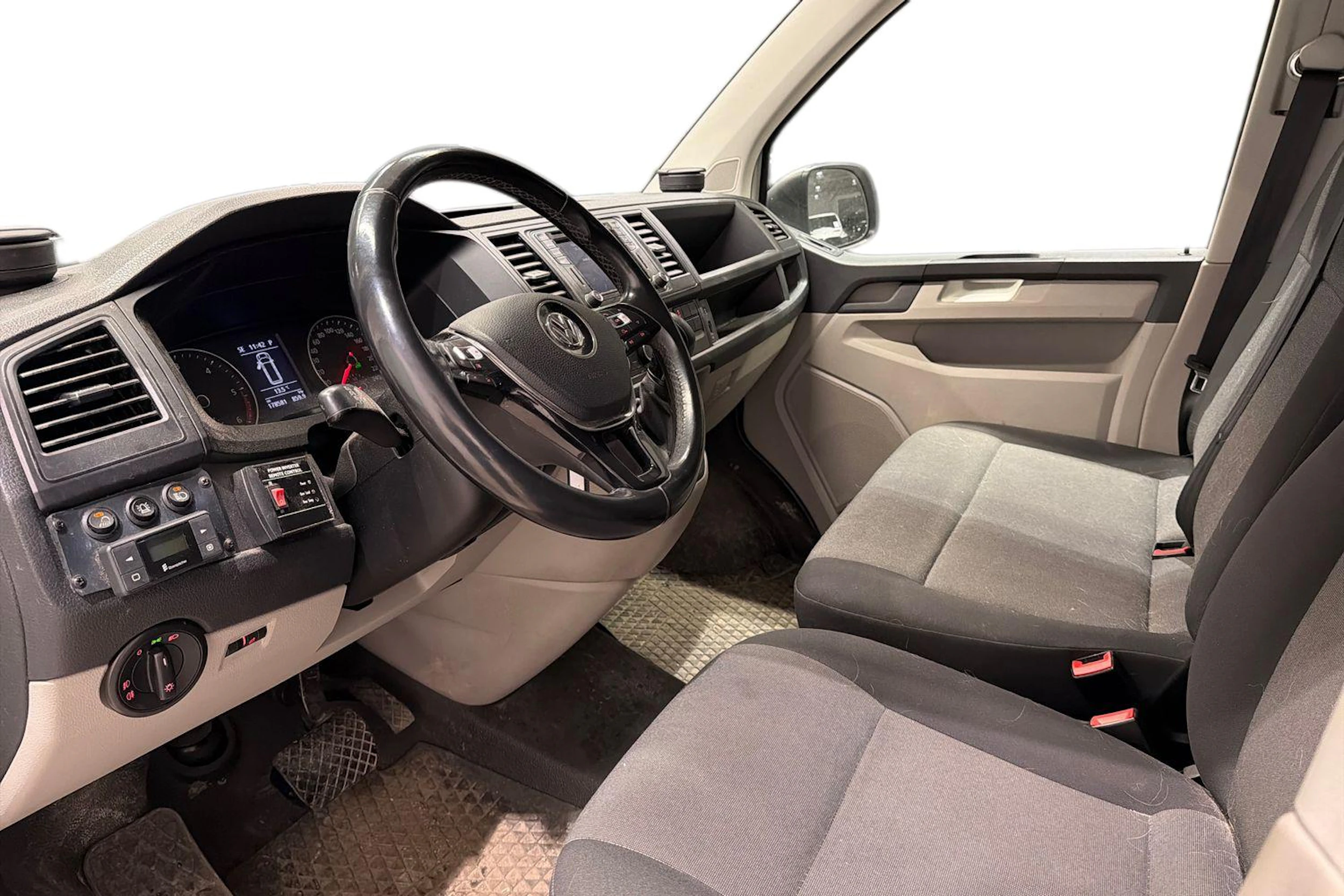 valkoinen Volkswagen Transporter 2018 kuva 3.