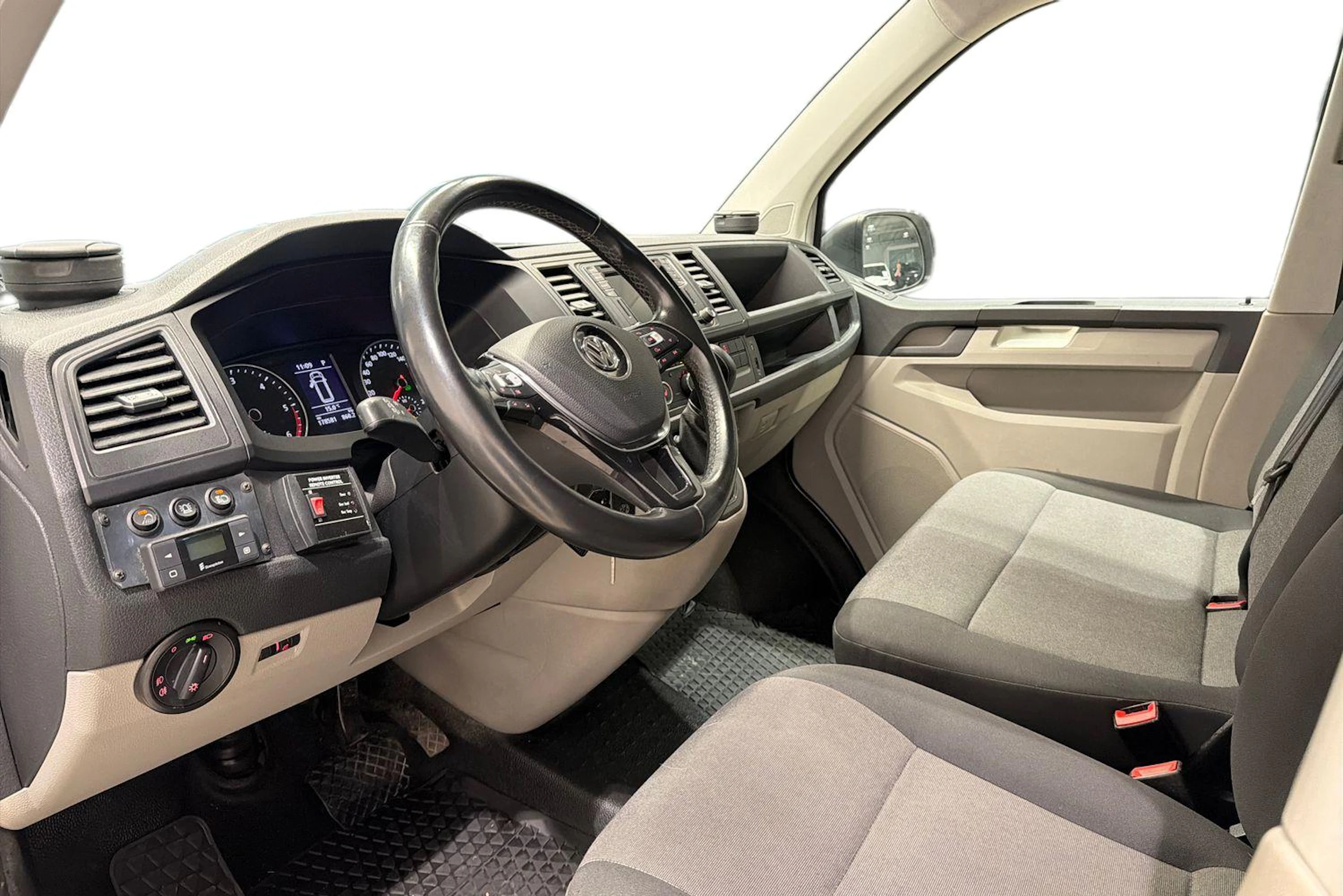valkoinen Volkswagen Transporter 2018 kuva 8.