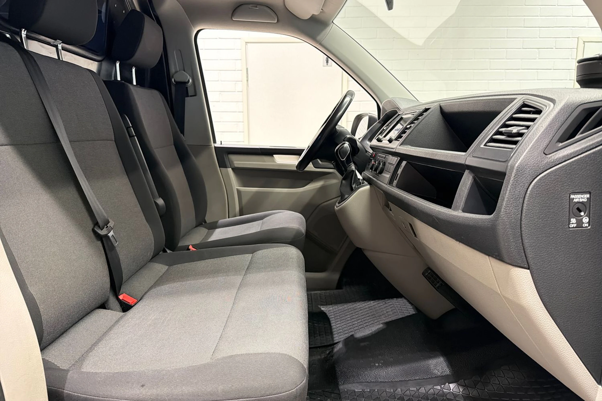 valkoinen Volkswagen Transporter 2018 kuva 24.
