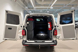 valkoinen Volkswagen Transporter 2018 kuva 31.