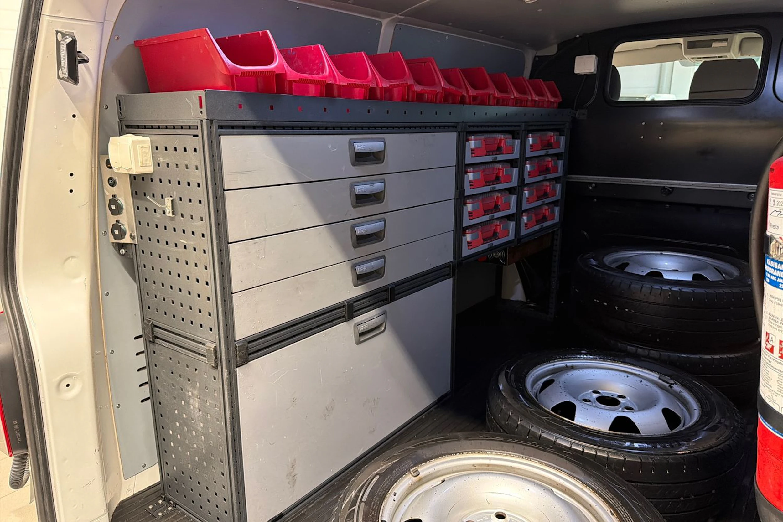 valkoinen Volkswagen Transporter 2018 kuva 32.