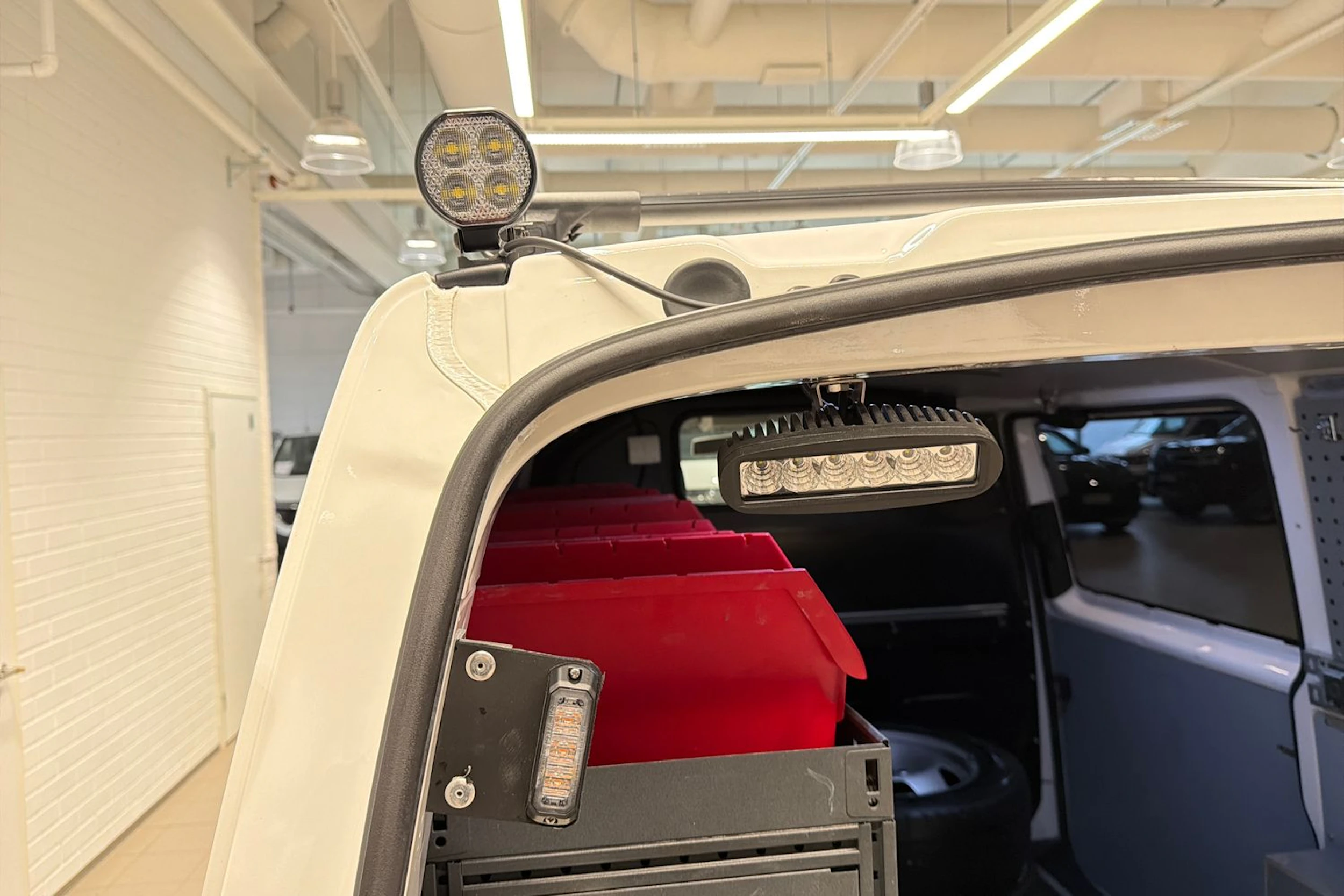 valkoinen Volkswagen Transporter 2018 kuva 35.
