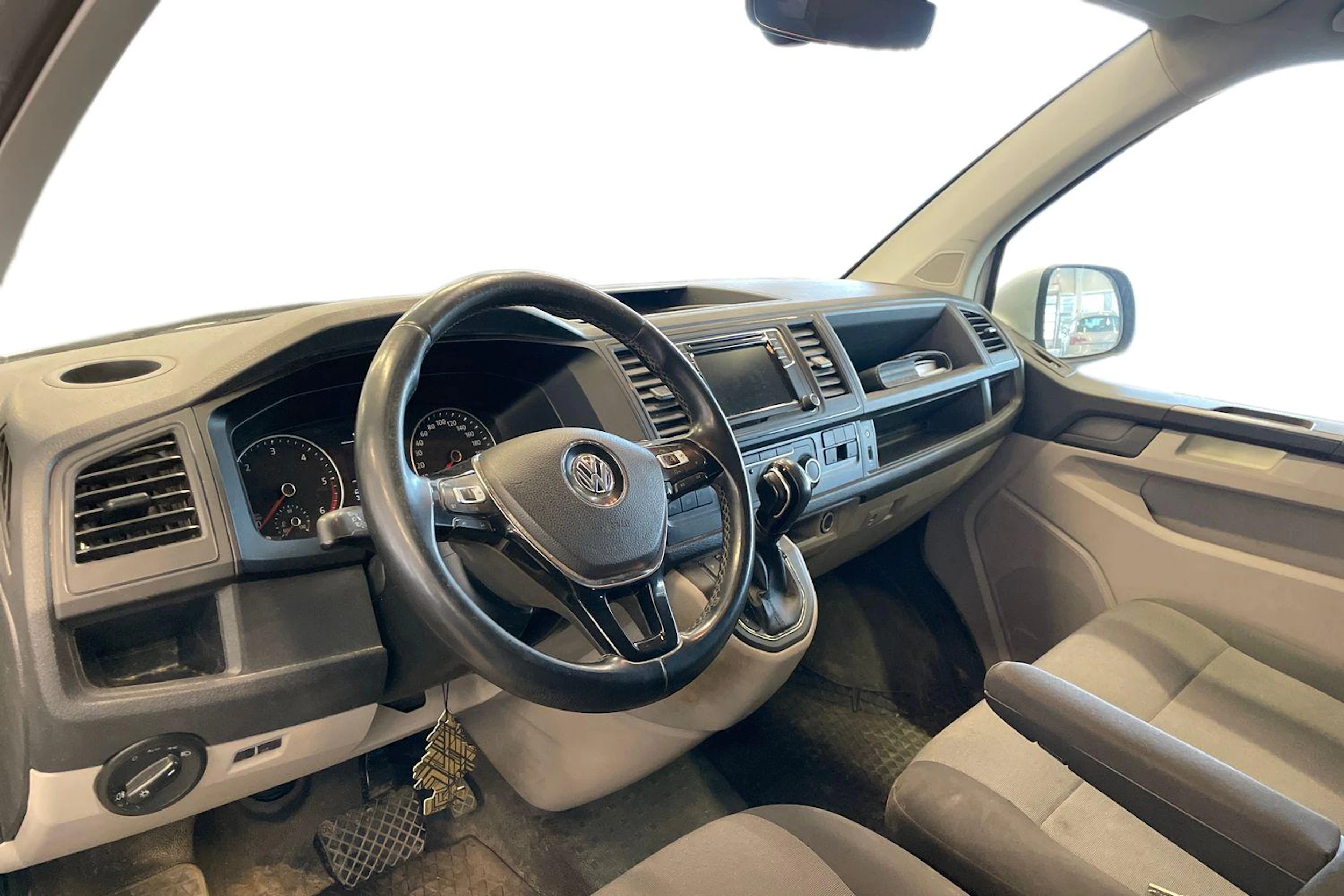 Valkoinen Volkswagen TRANSPORTER 2018 kuva 3.