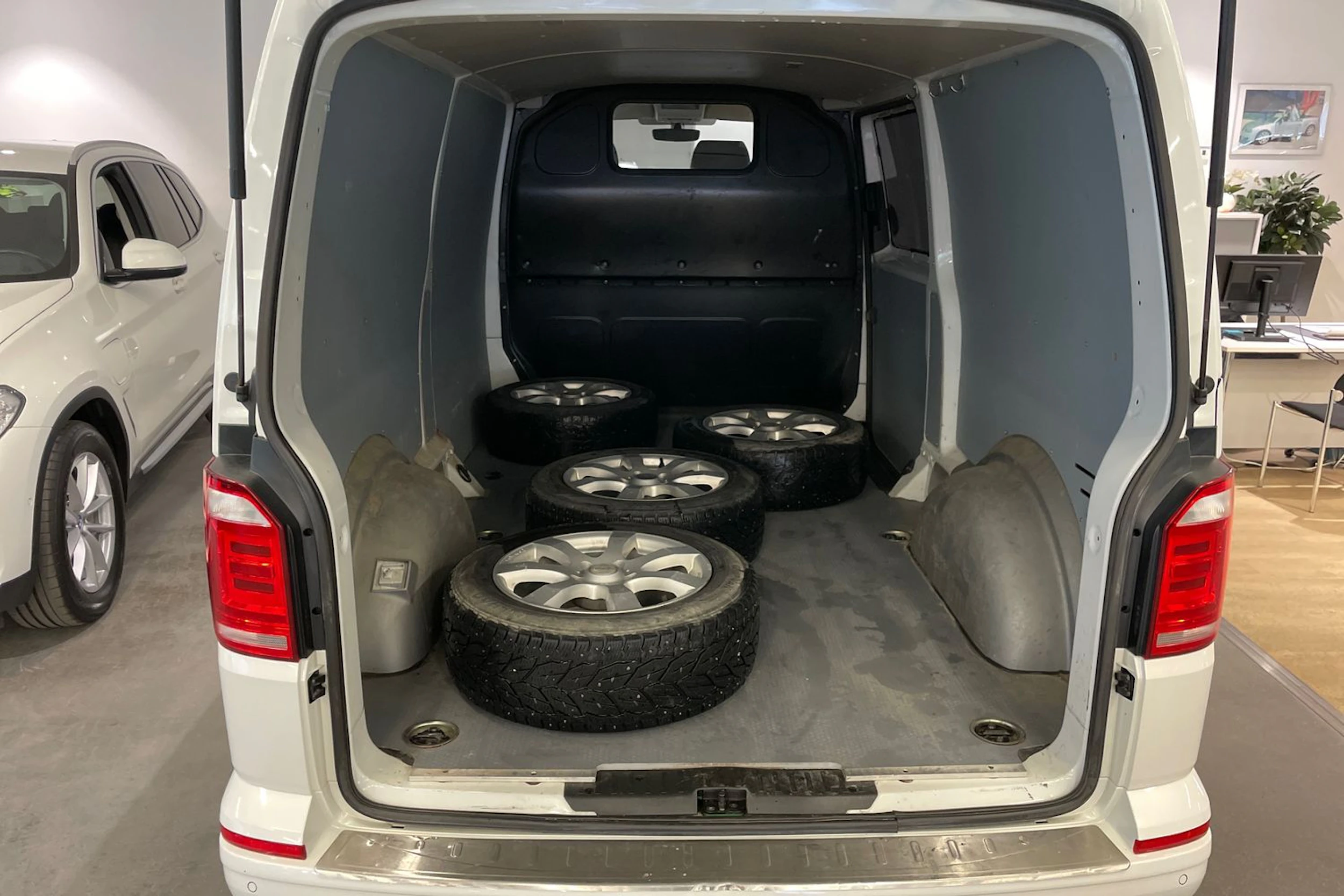 Valkoinen Volkswagen TRANSPORTER 2018 kuva 14.
