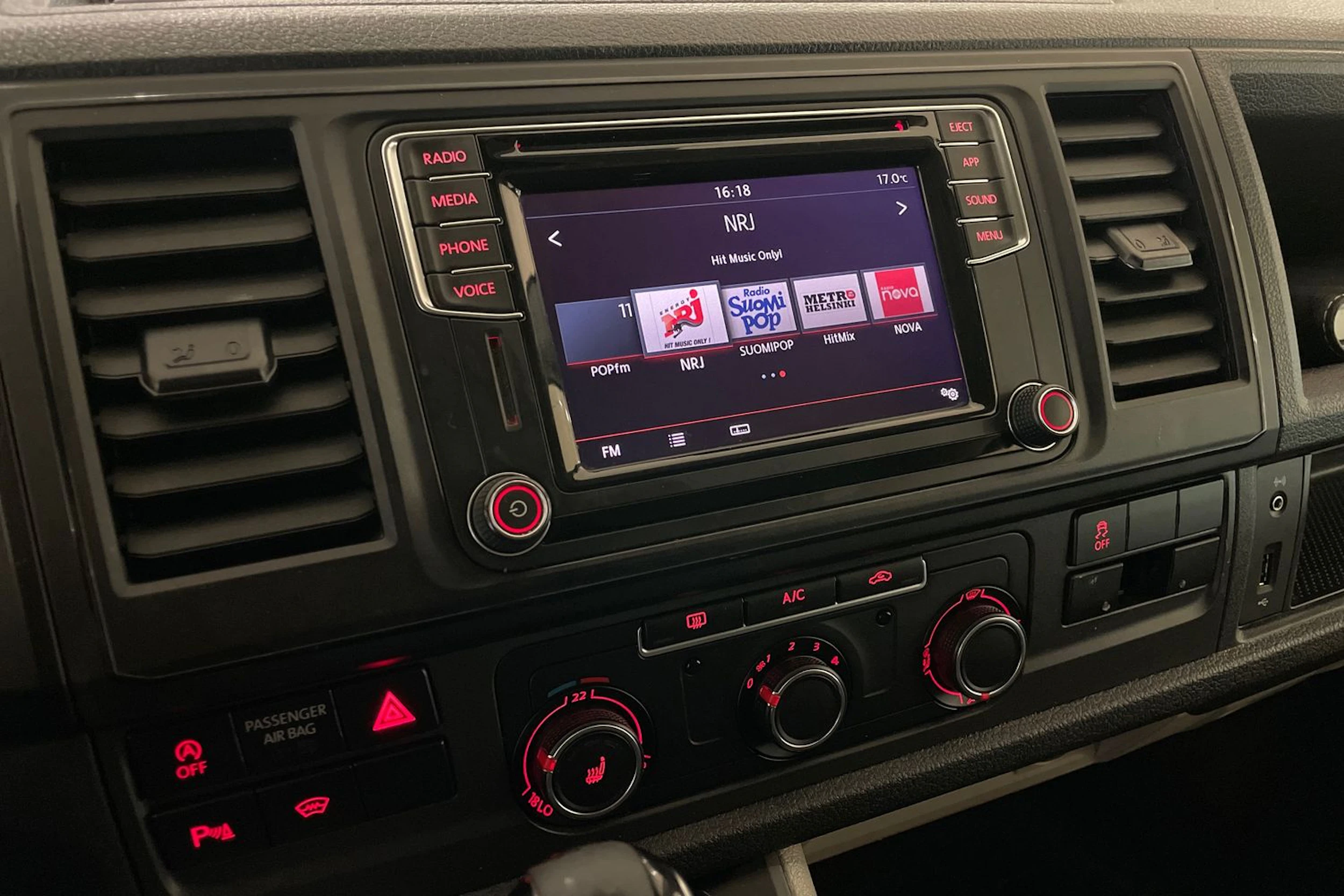 Valkoinen Volkswagen TRANSPORTER 2018 kuva 15.