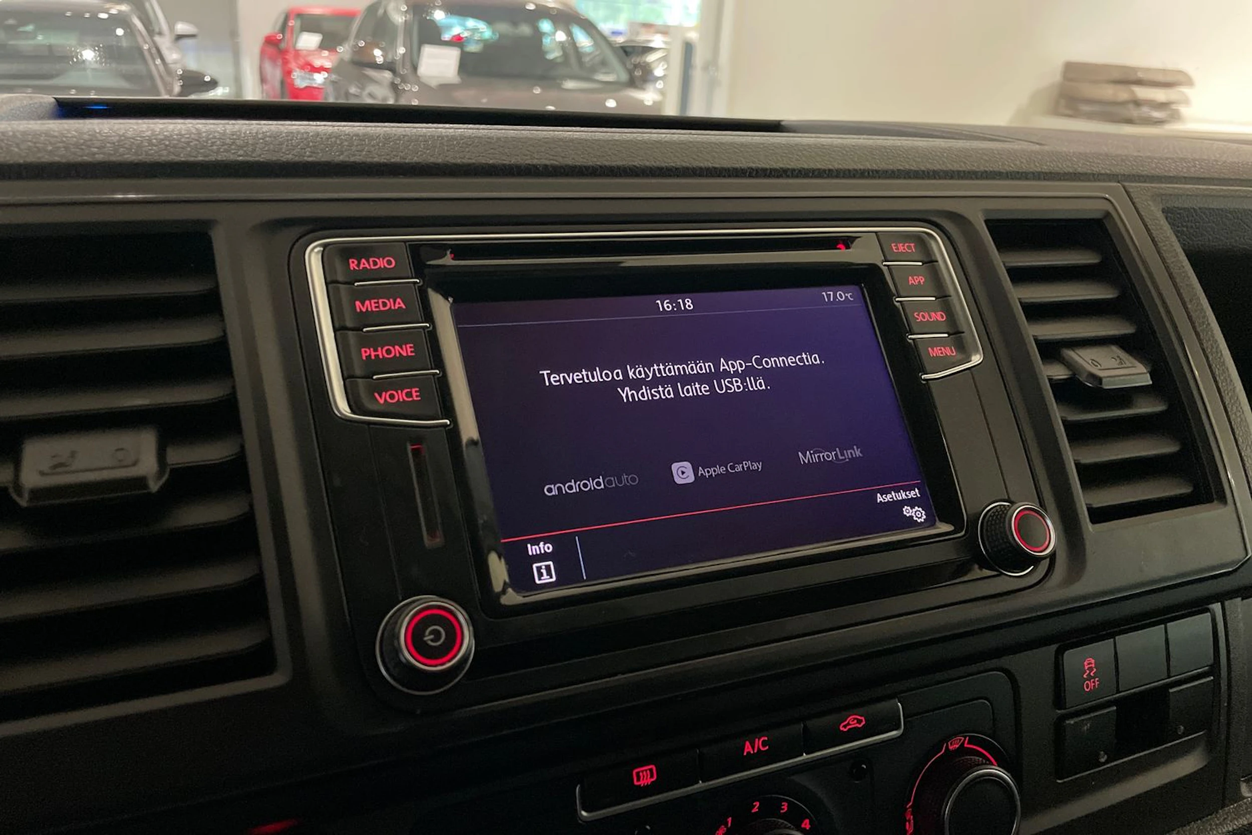 Valkoinen Volkswagen TRANSPORTER 2018 kuva 16.