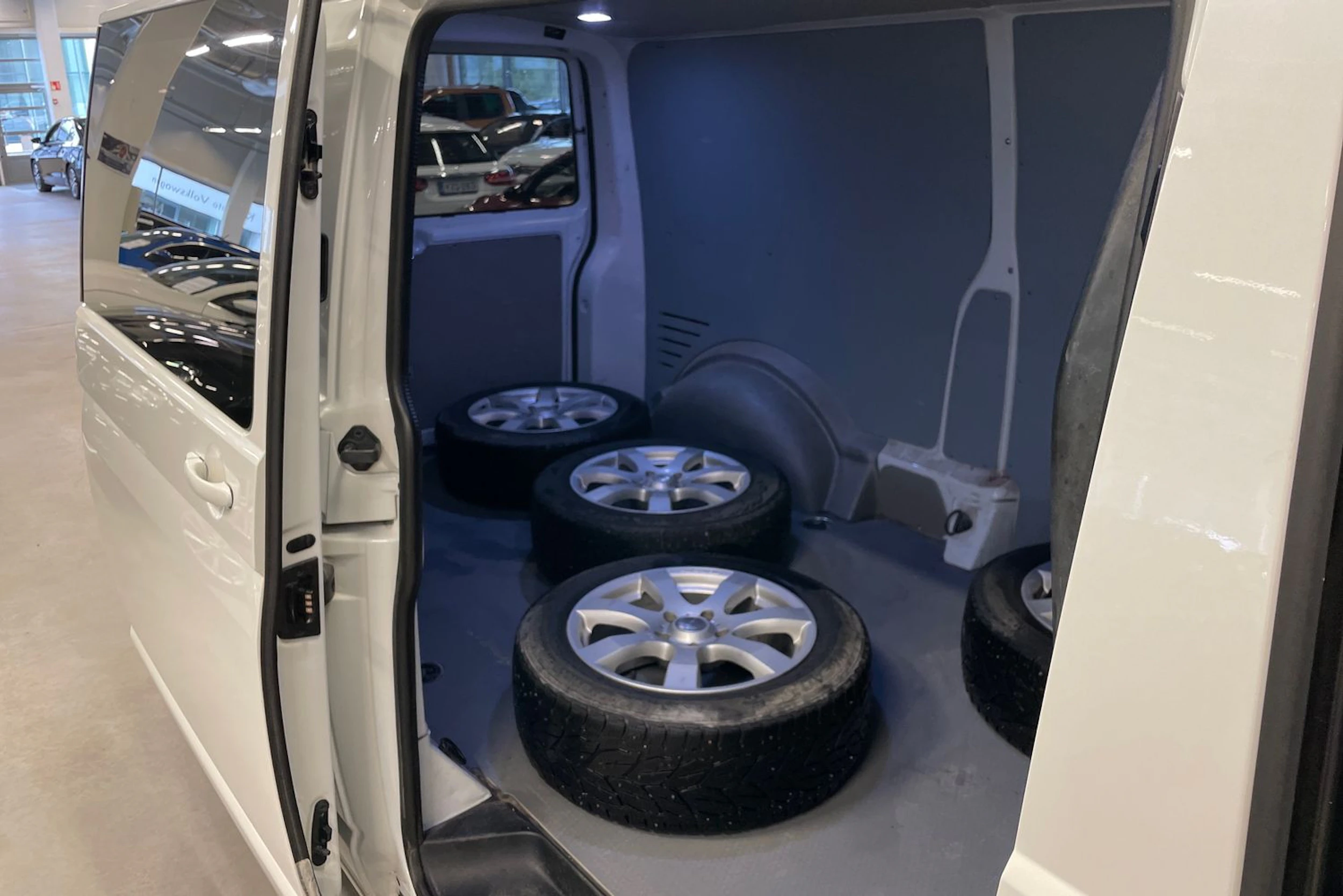 Valkoinen Volkswagen TRANSPORTER 2018 kuva 22.