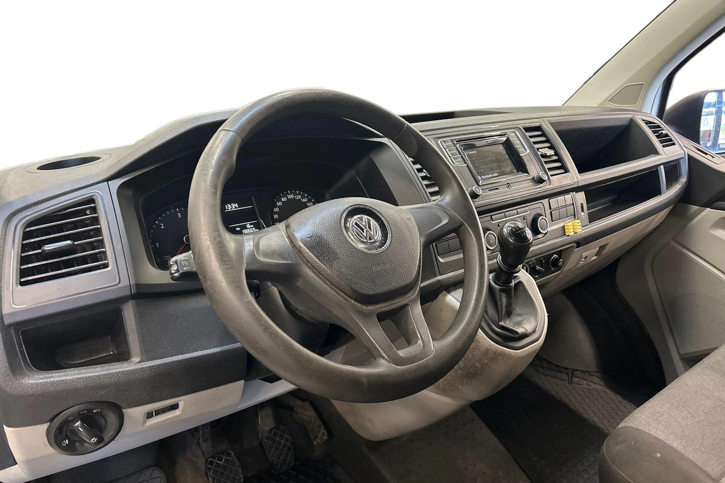 valkoinen Volkswagen Transporter 2018 kuva 3.