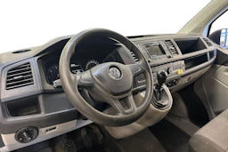 valkoinen Volkswagen Transporter 2018 kuva 3.