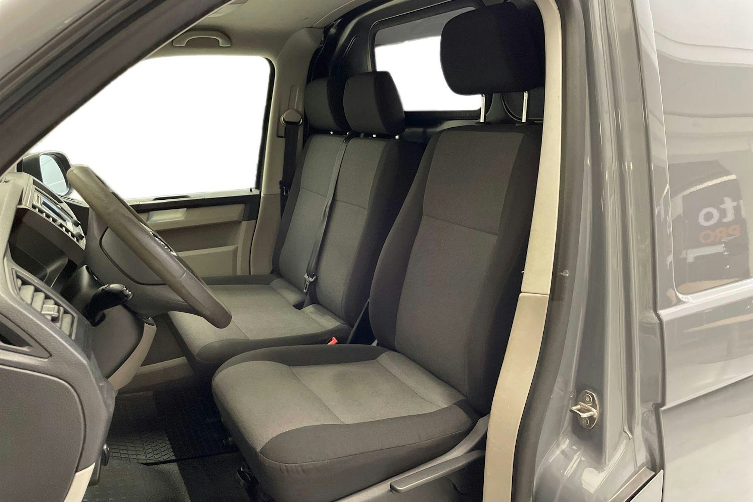 harmaa Volkswagen Transporter 2018 kuva 6.