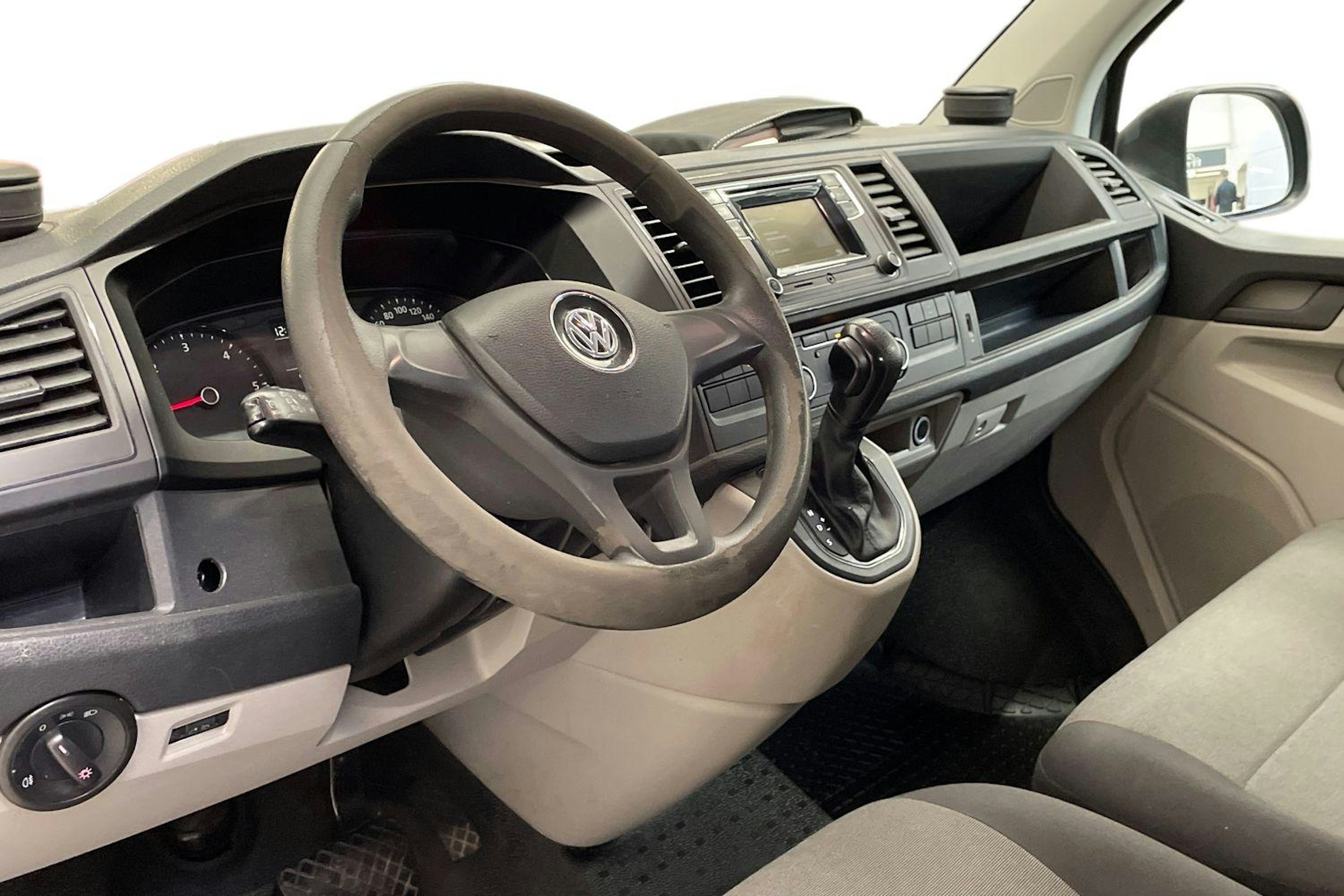 harmaa Volkswagen Transporter 2018 kuva 7.