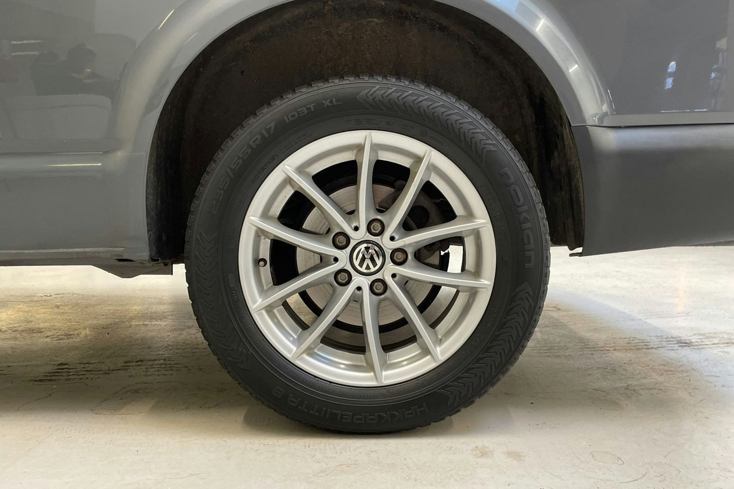 harmaa Volkswagen Transporter 2018 kuva 8.