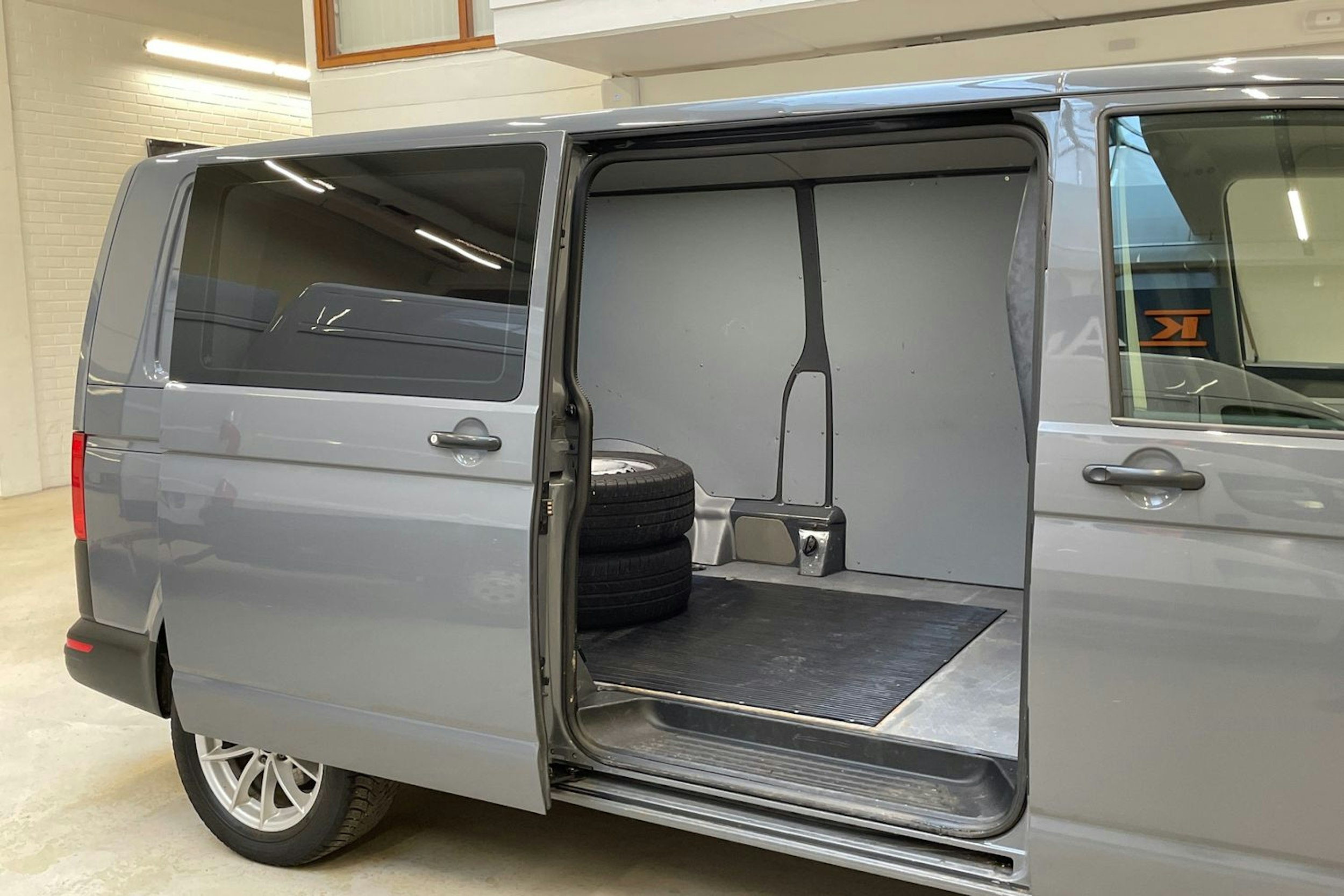 harmaa Volkswagen Transporter 2018 kuva 9.